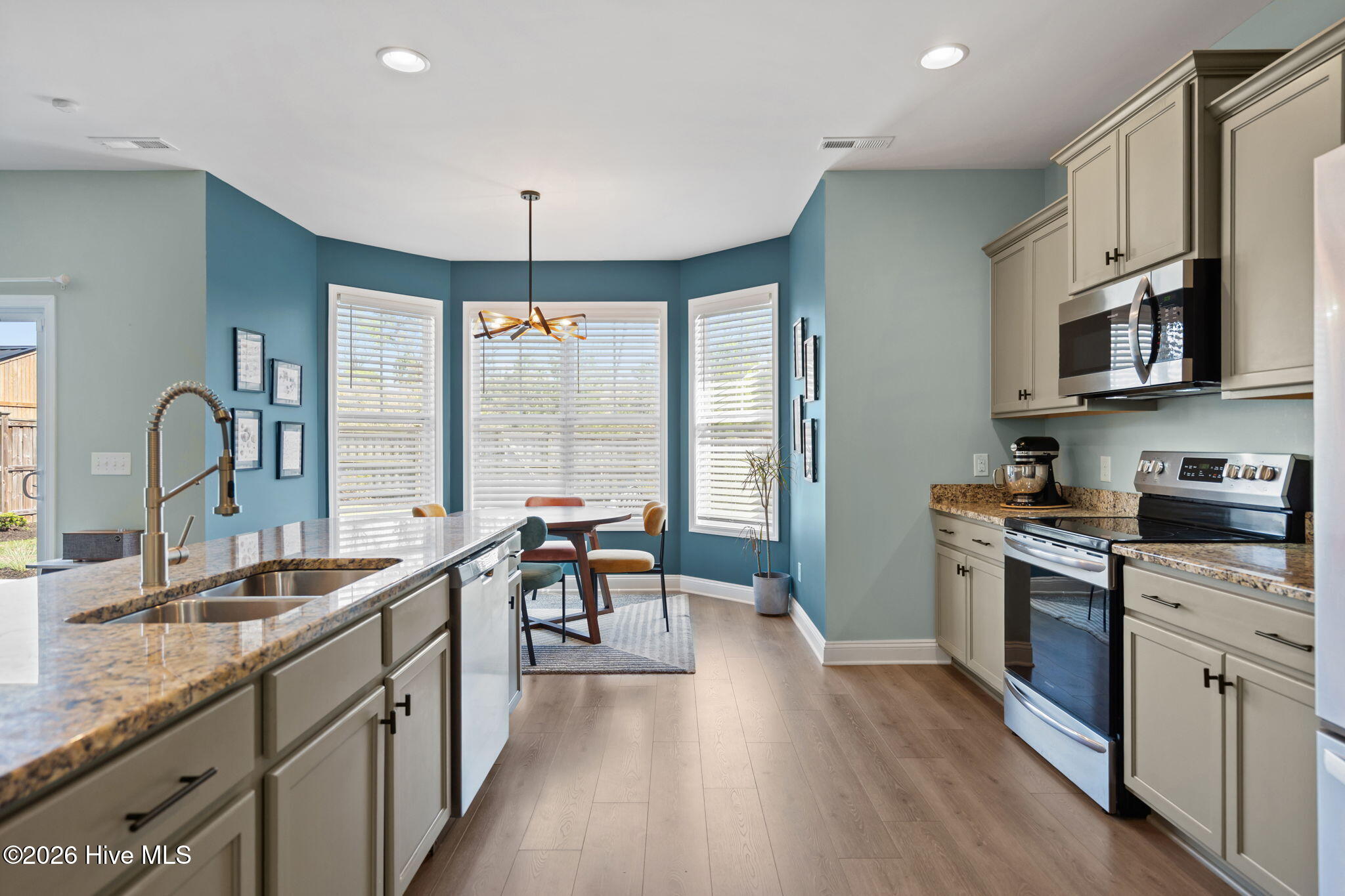 100562615 | Photo 10