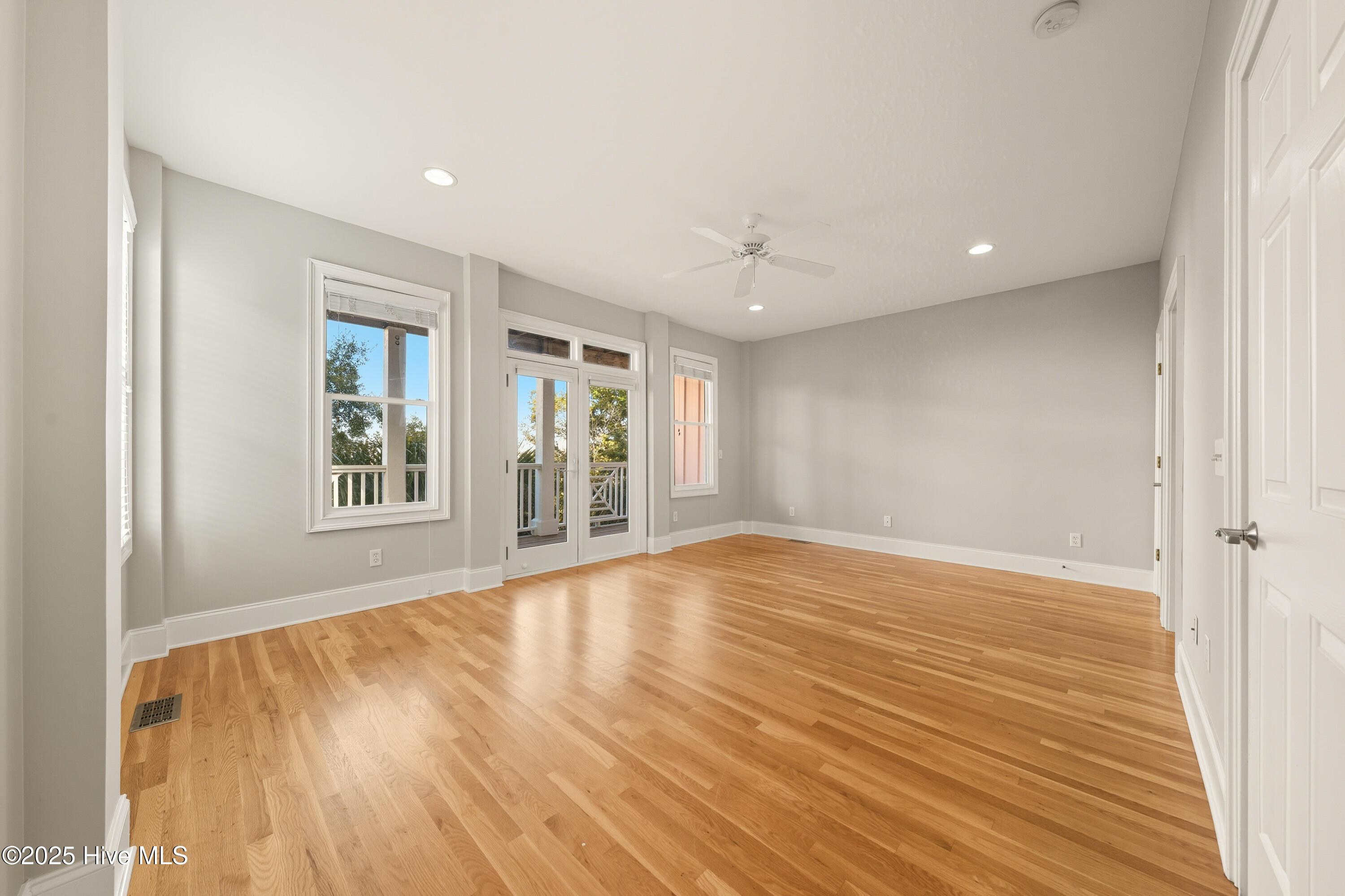 100527237 | Photo 38