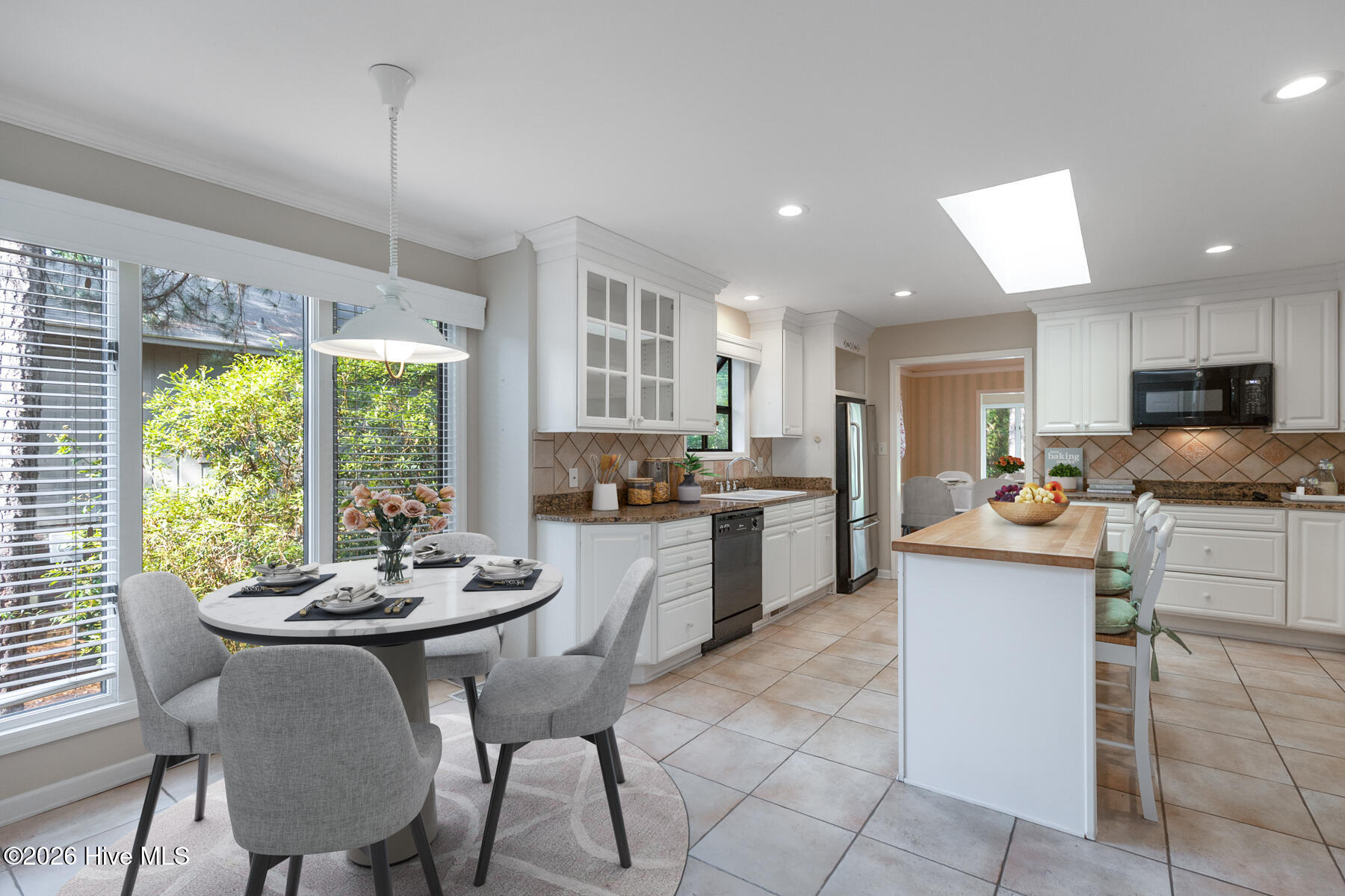 breakfast nook-kitchen VS