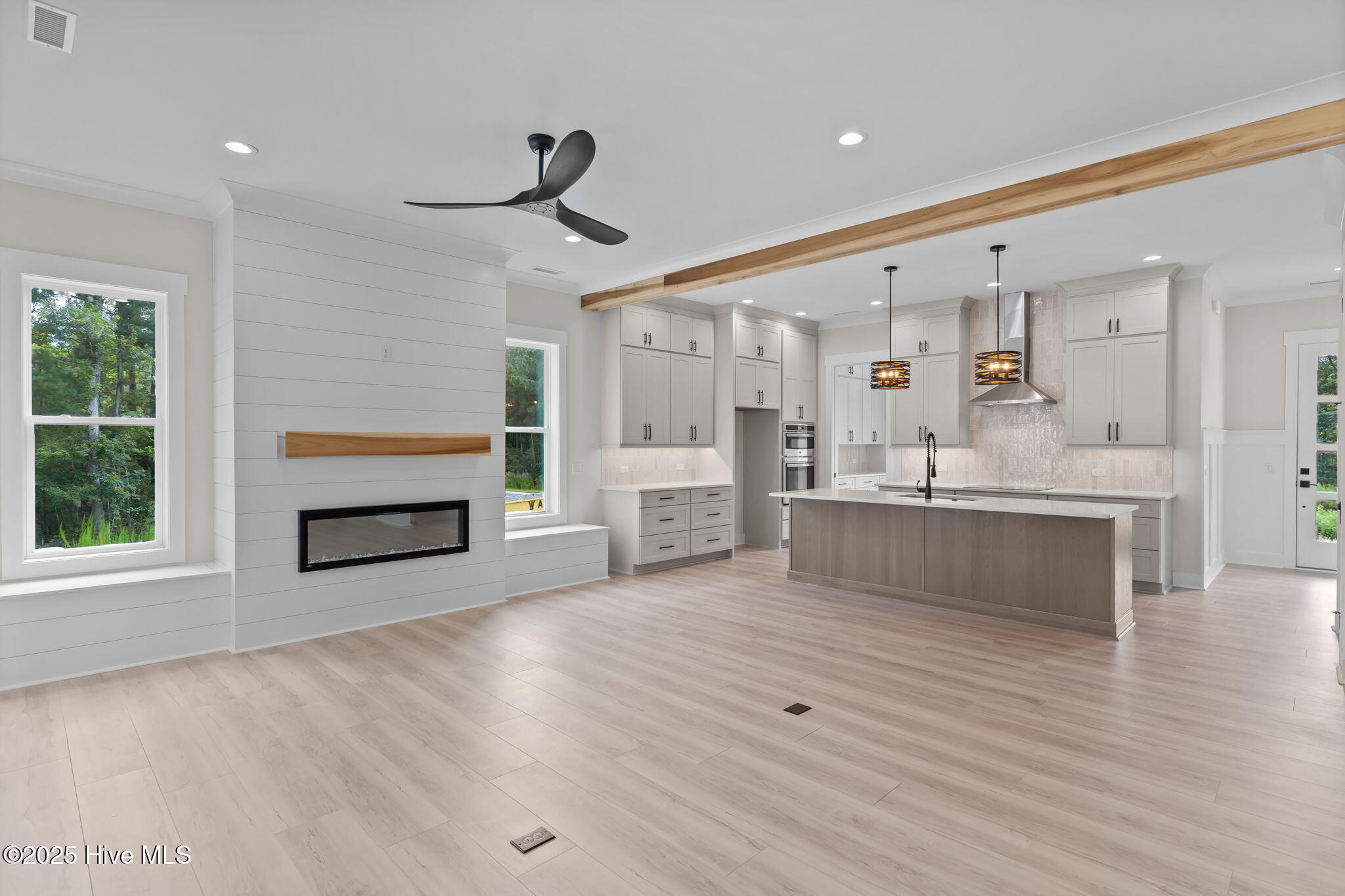 100548099 | Photo 12