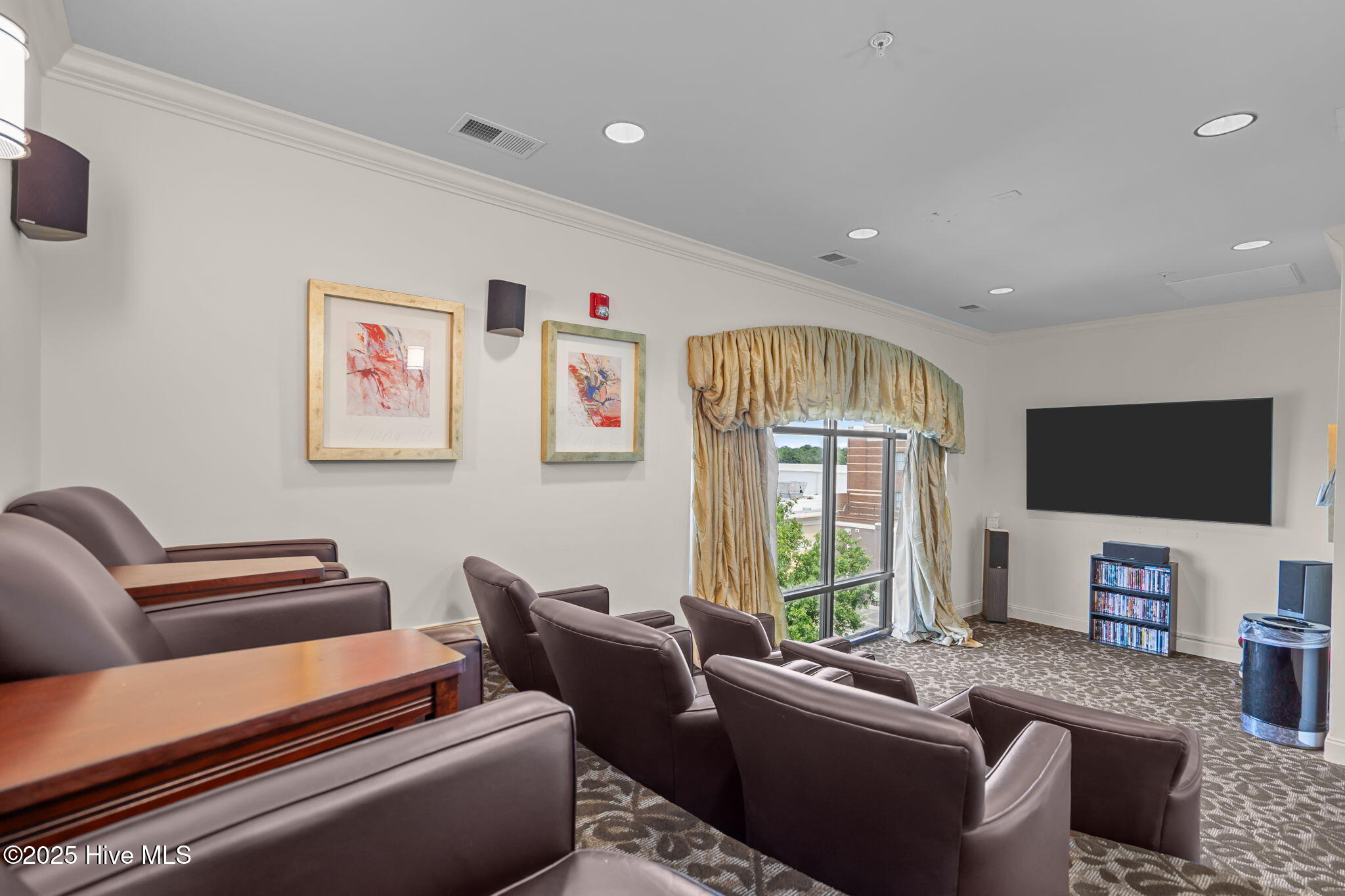 100525076 | Photo 42