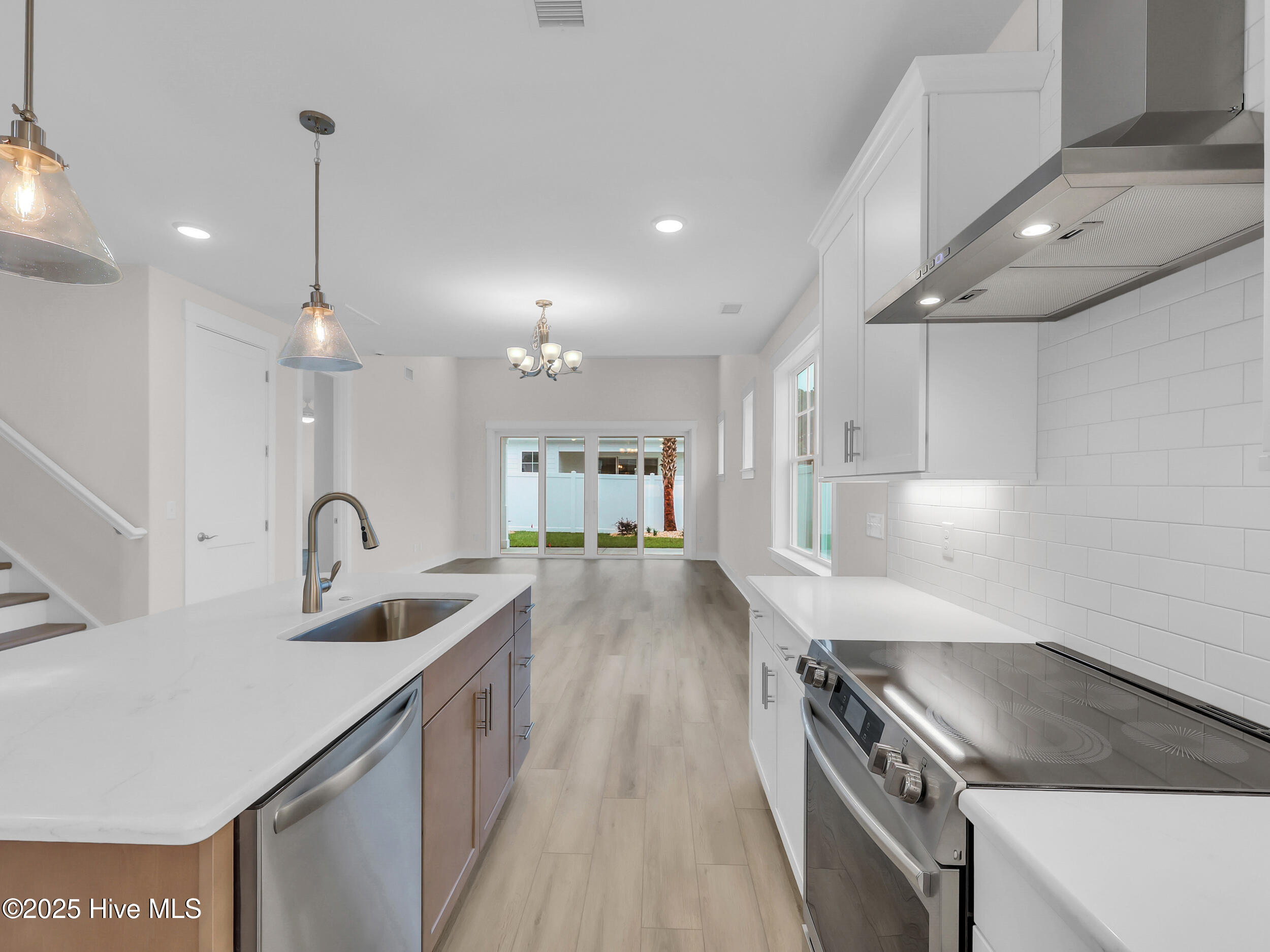 100533655 | Photo 13