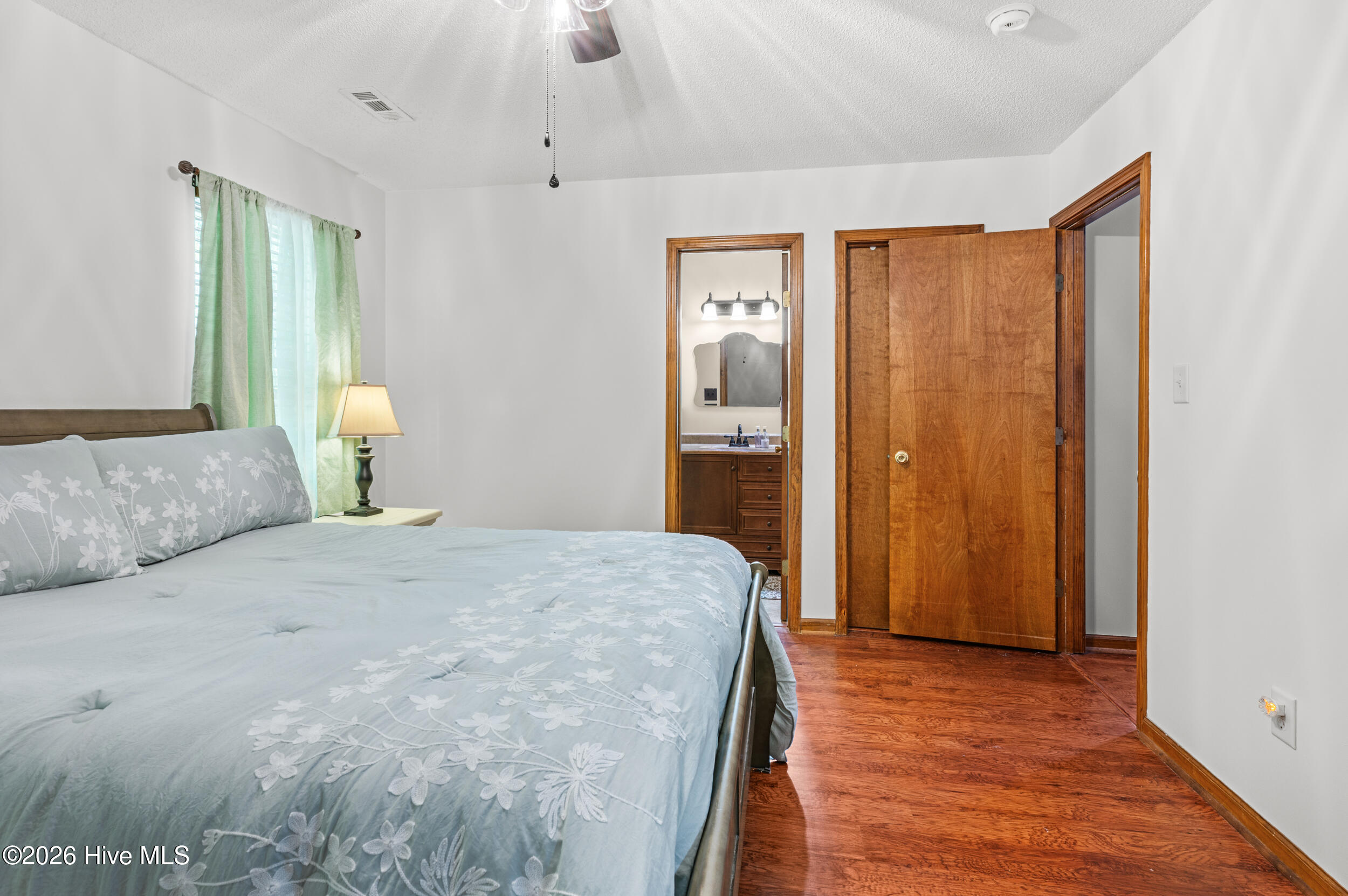 100568850 | Photo 18