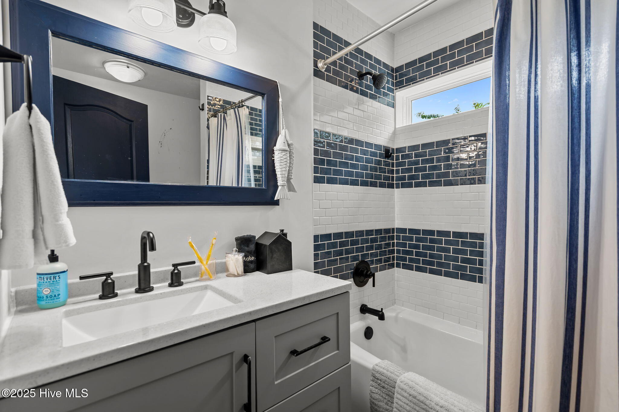 100525680 | Photo 25