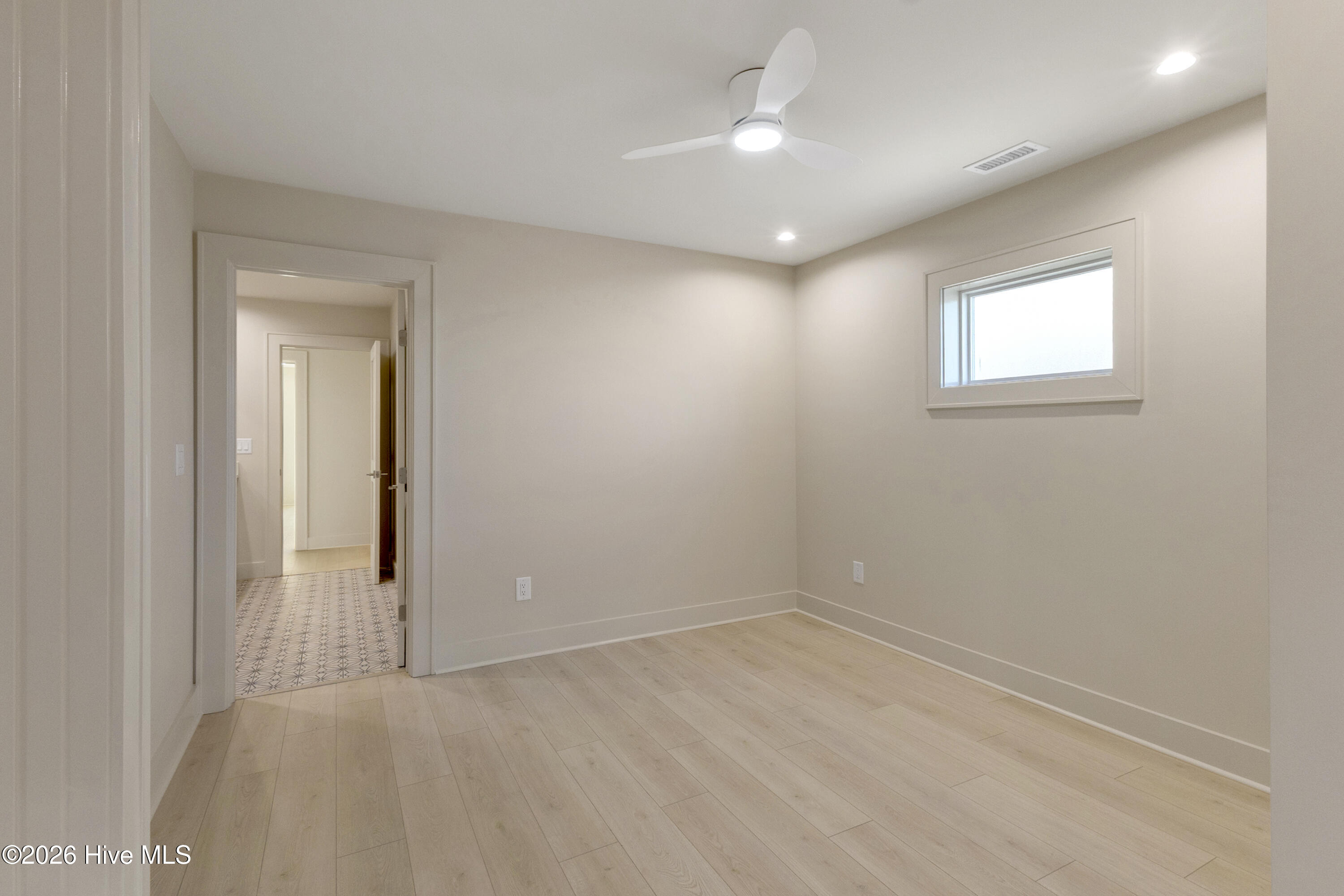 100551953 | Photo 51