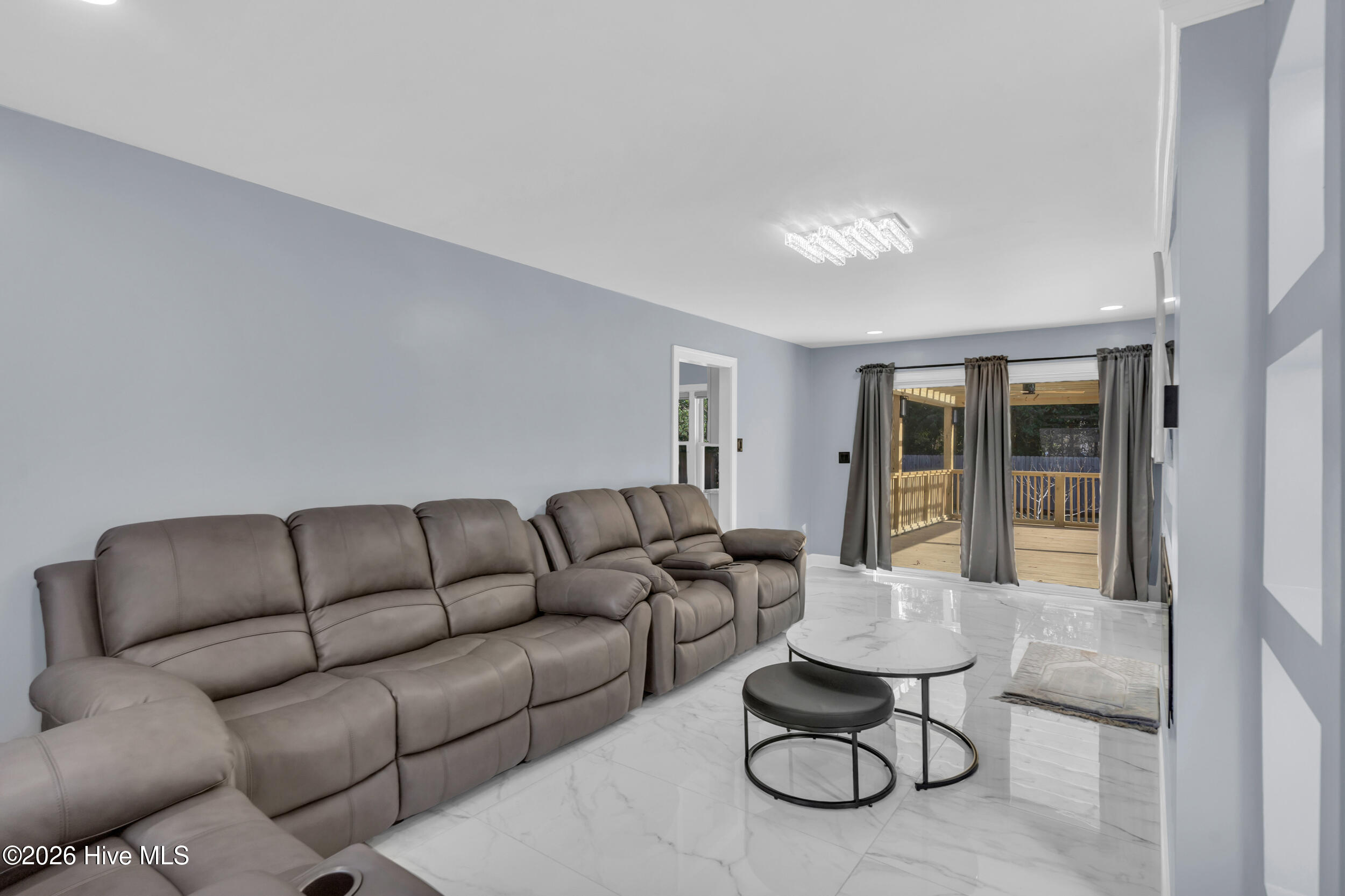 100548646 | Photo 15