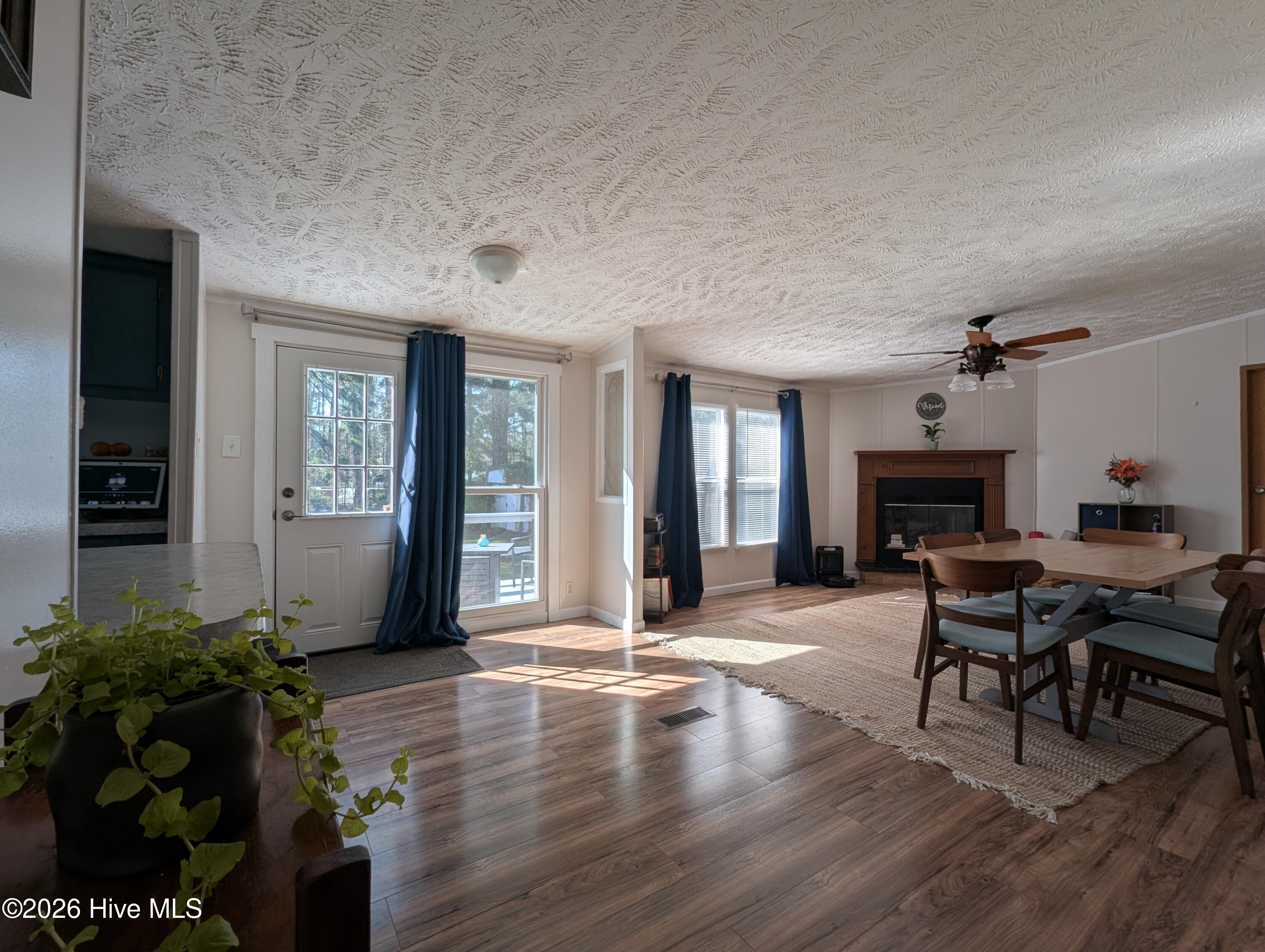 100556219 | Photo 23