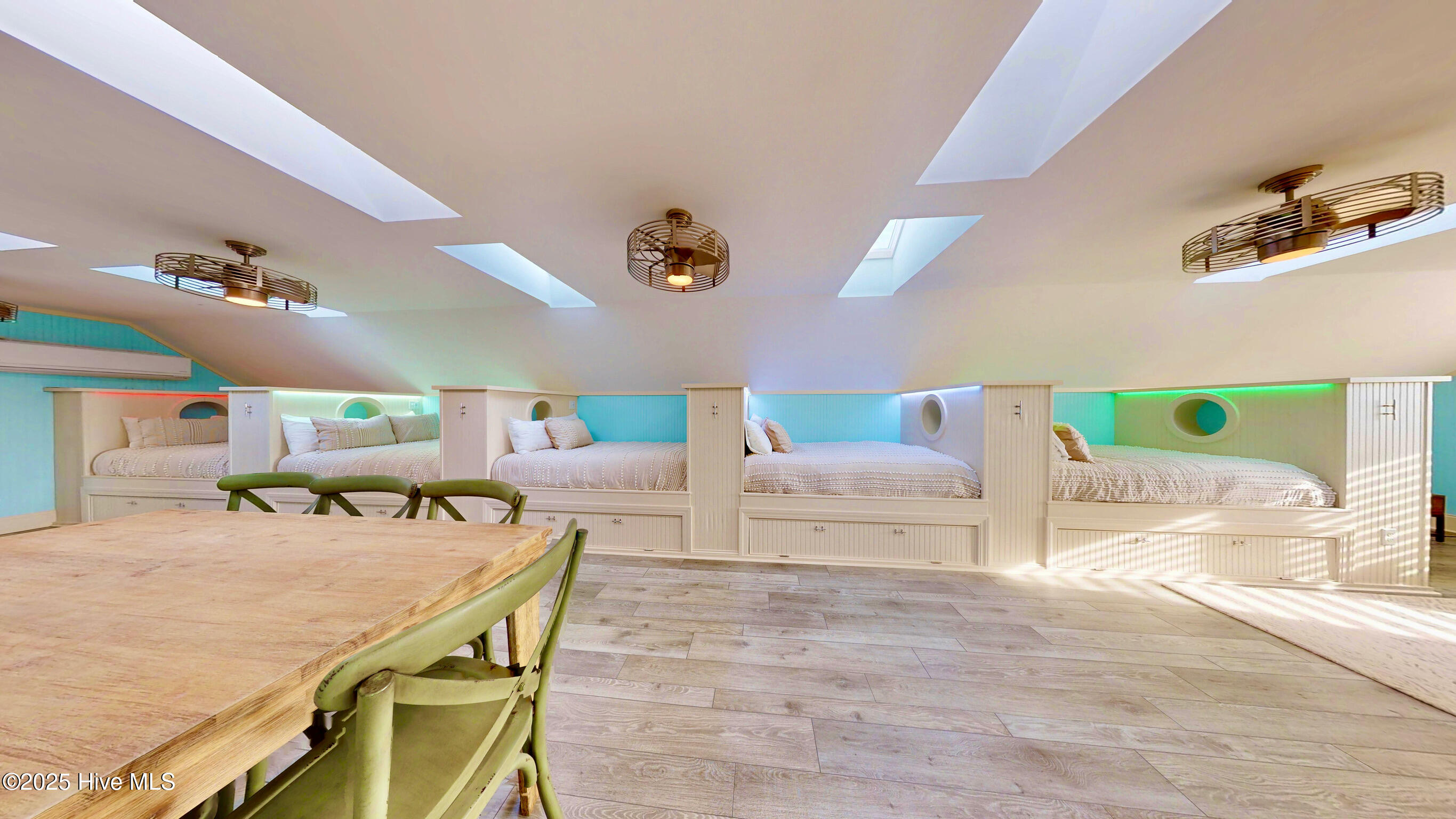 100543231 | Photo 73