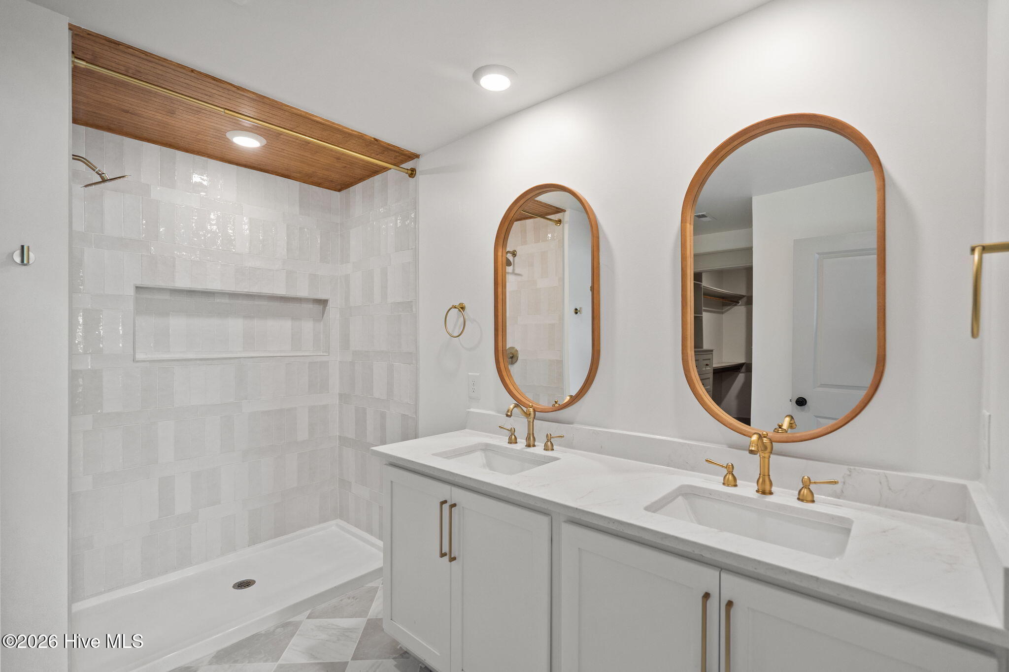 100555657 | Photo 33