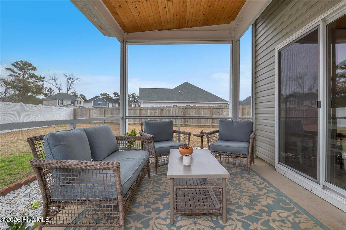 100558100 | Photo 49