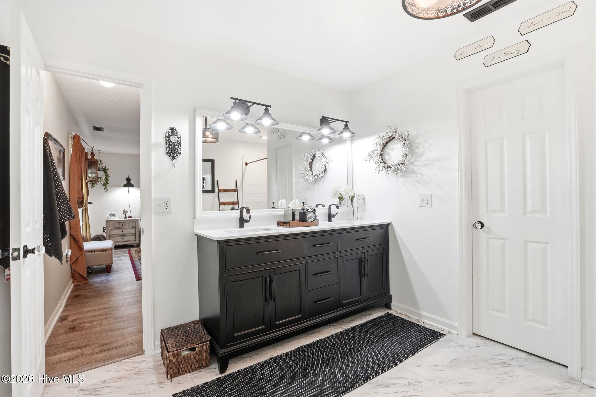 100566564 | Photo 28