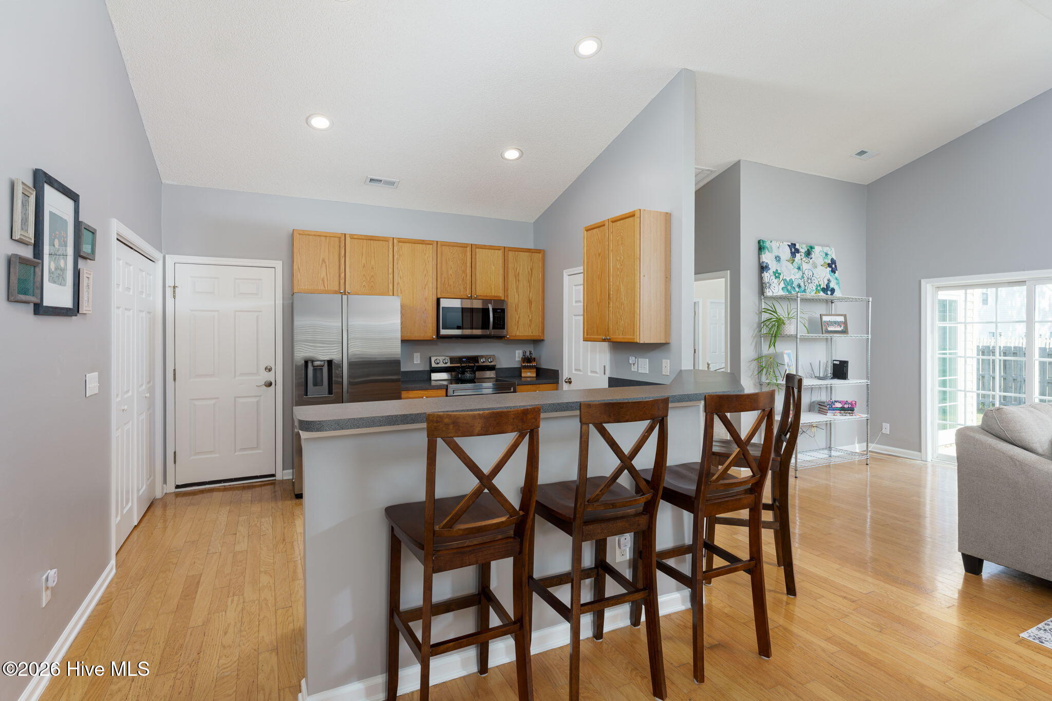 100563098 | Photo 11