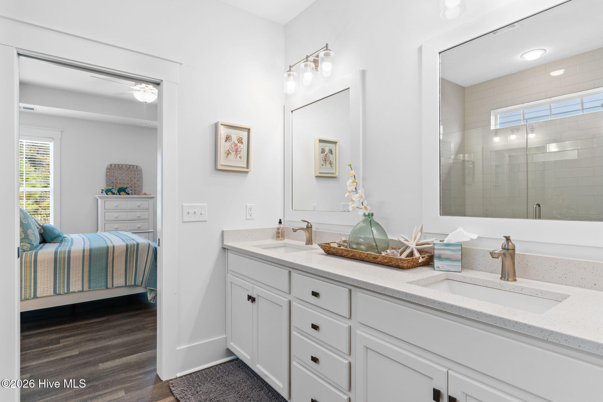 100549326 | Photo 24