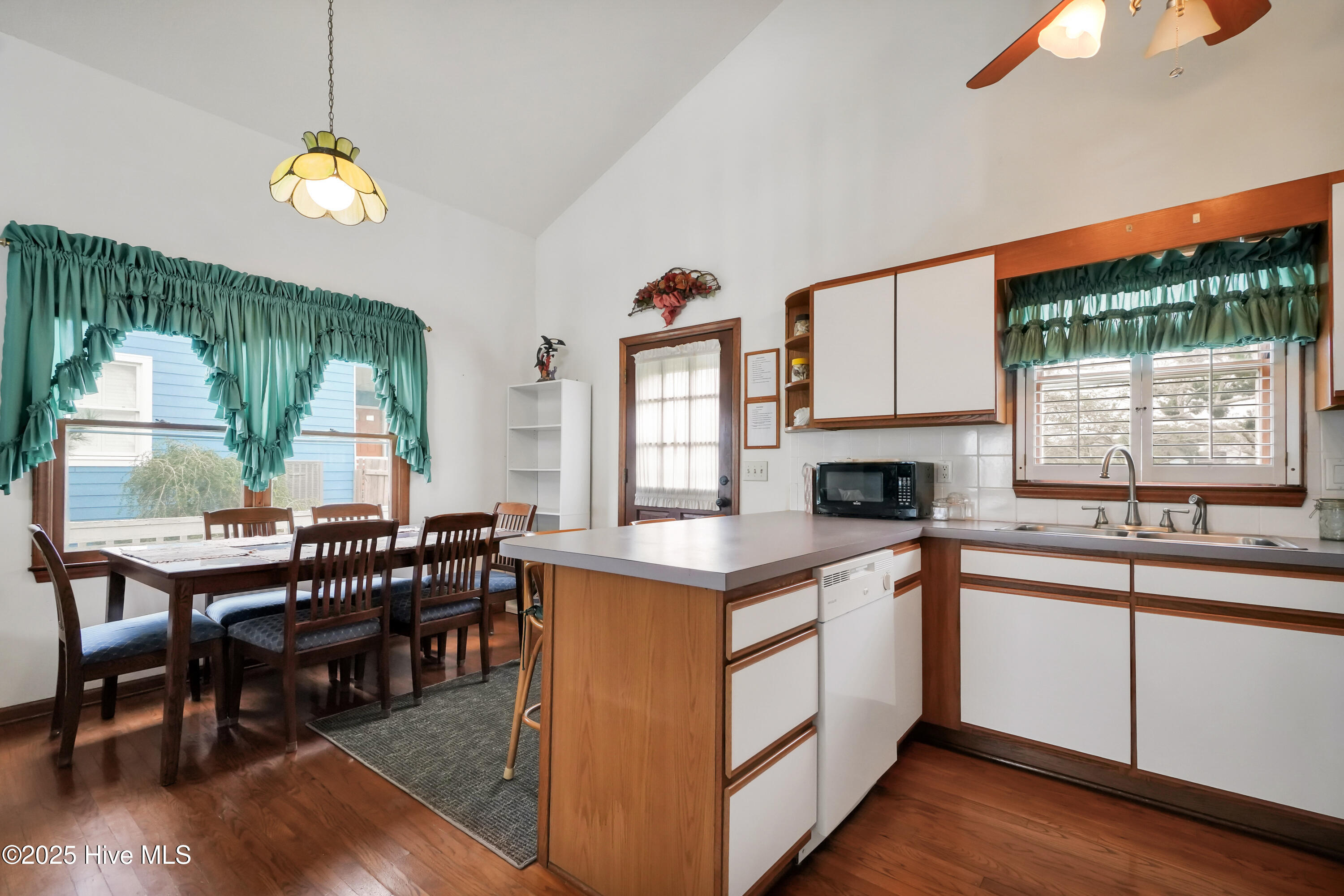 100530451 | Photo 11