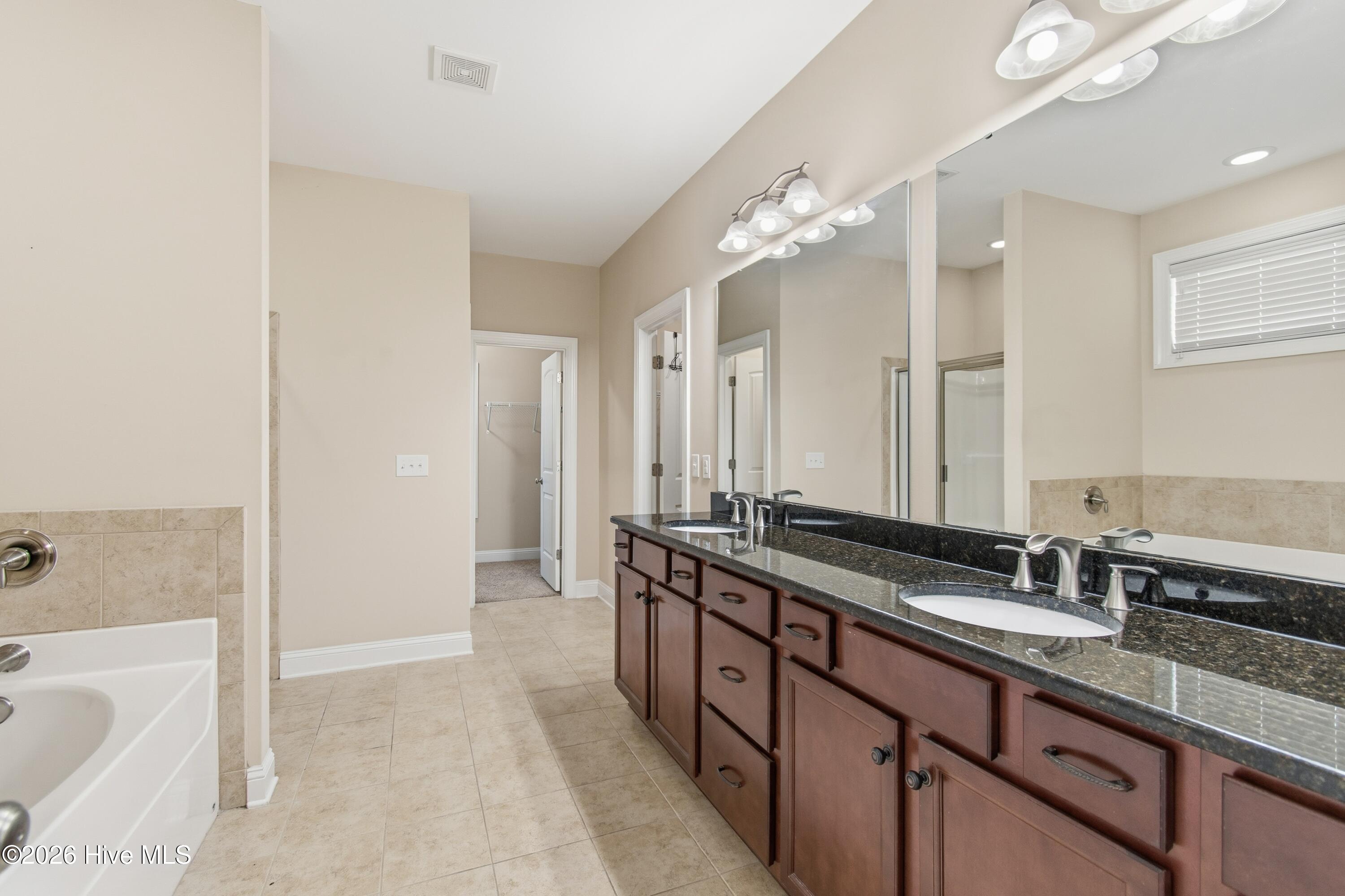 100549174 | Photo 25