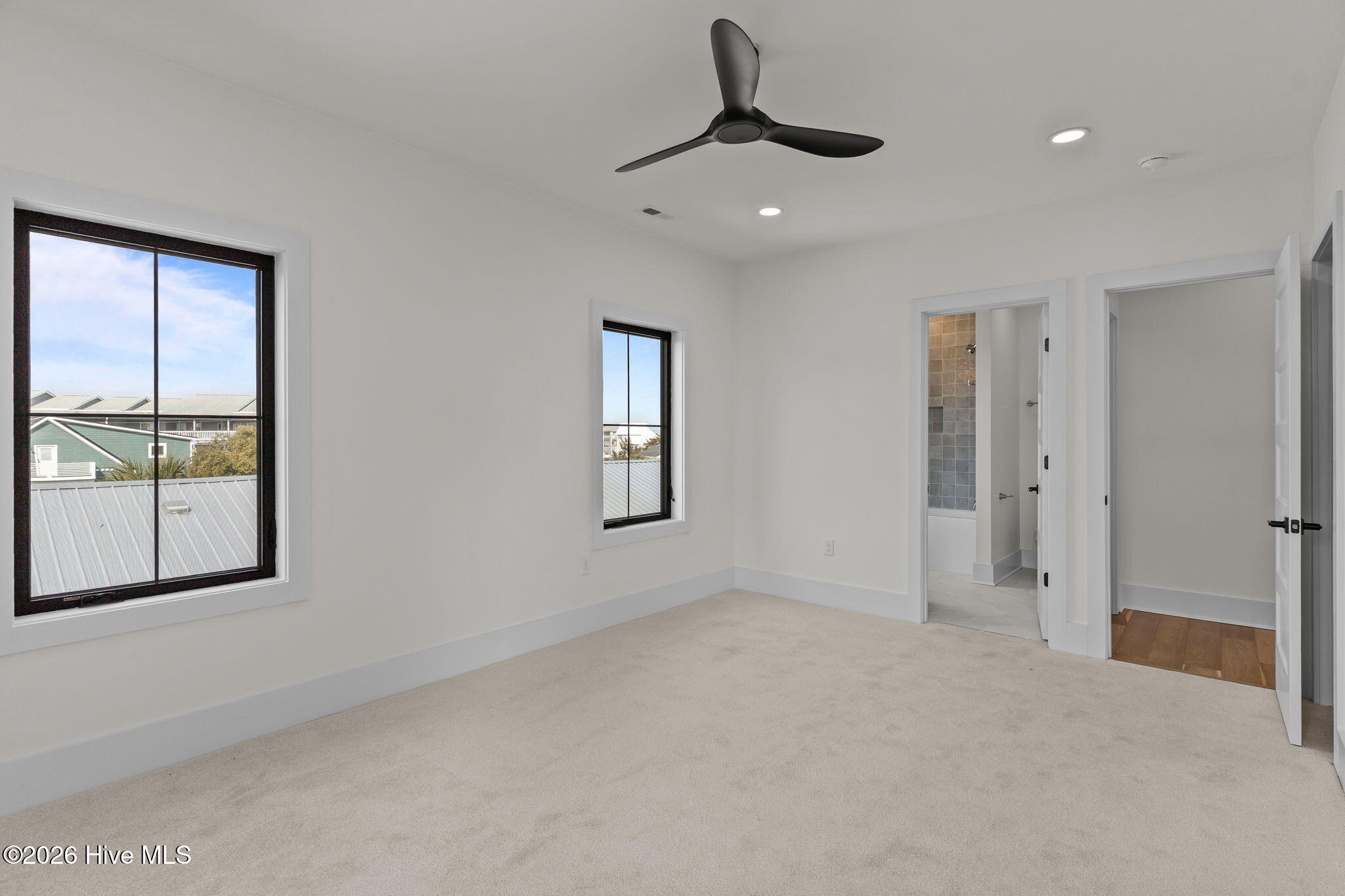 100553287 | Photo 76