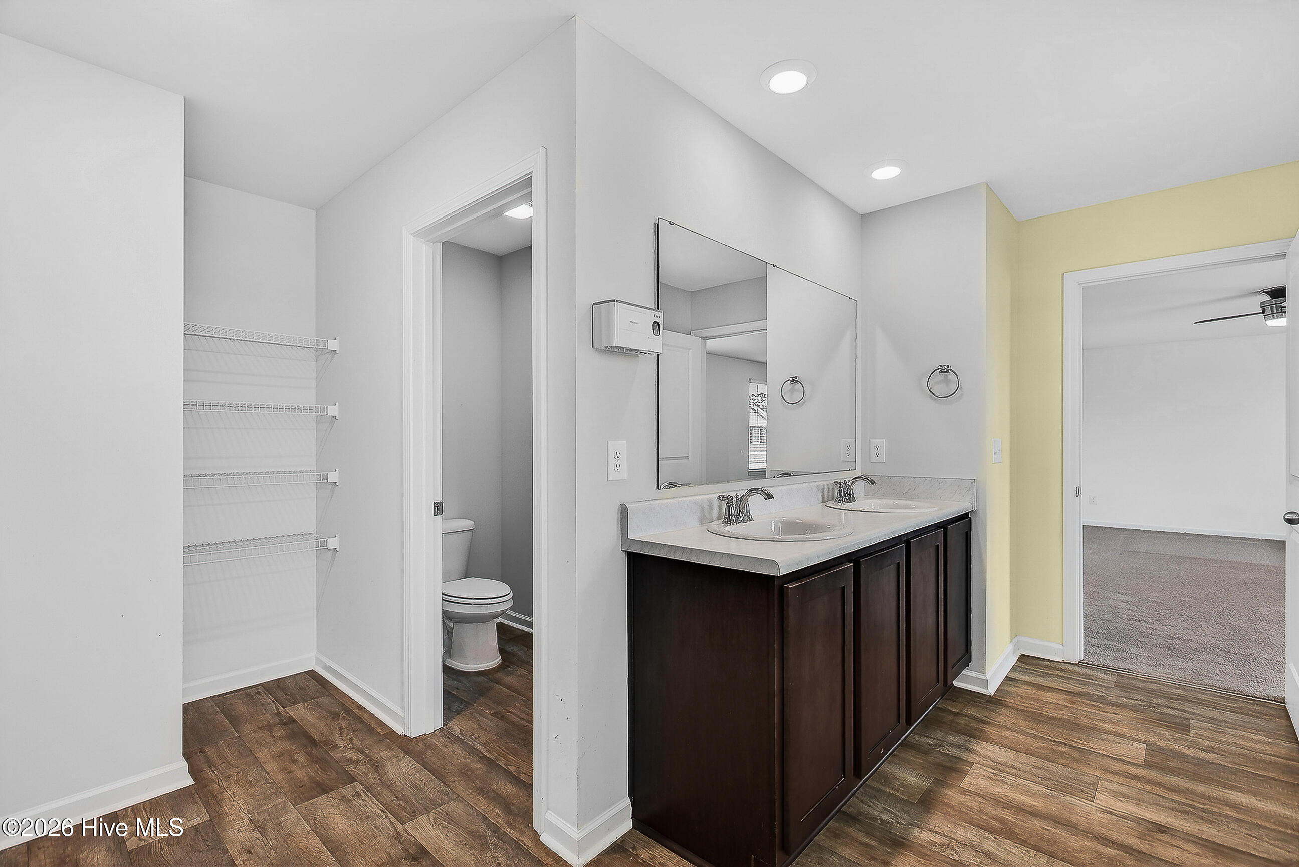 100565797 | Photo 19