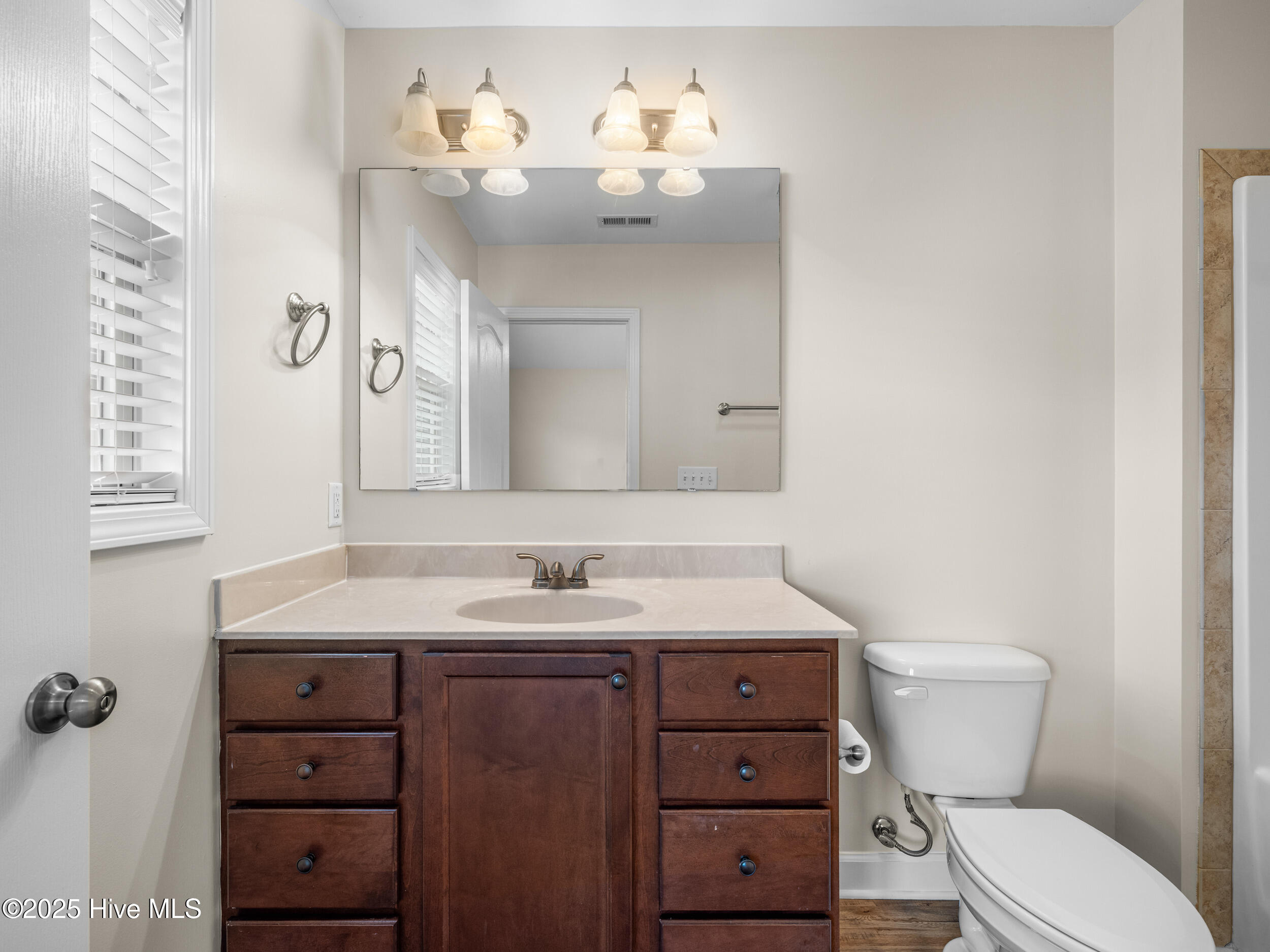 100533825 | Photo 29