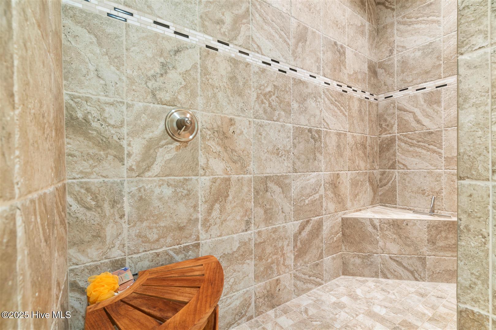 100518615 | Photo 44