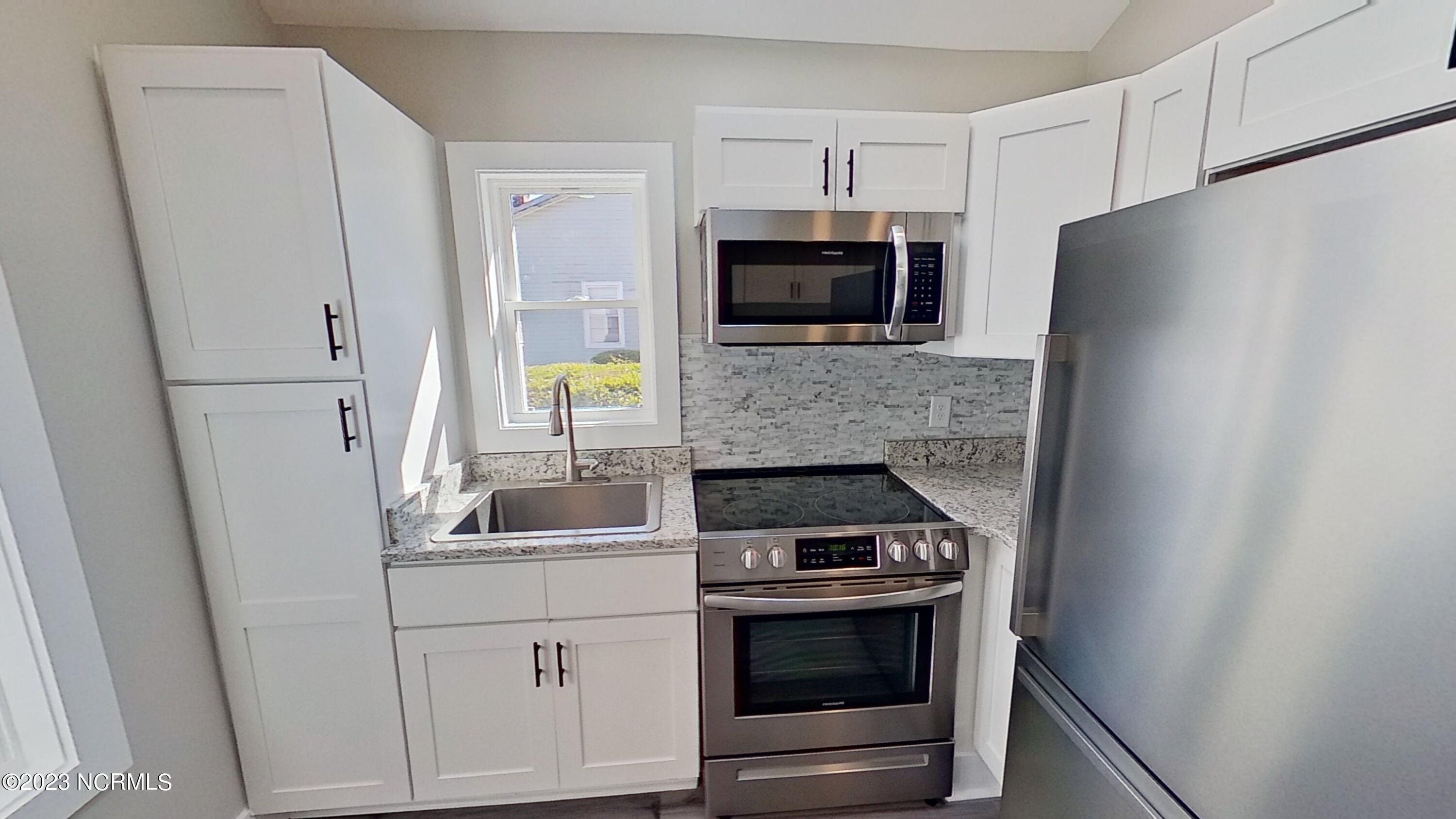 100521220 | Photo 15