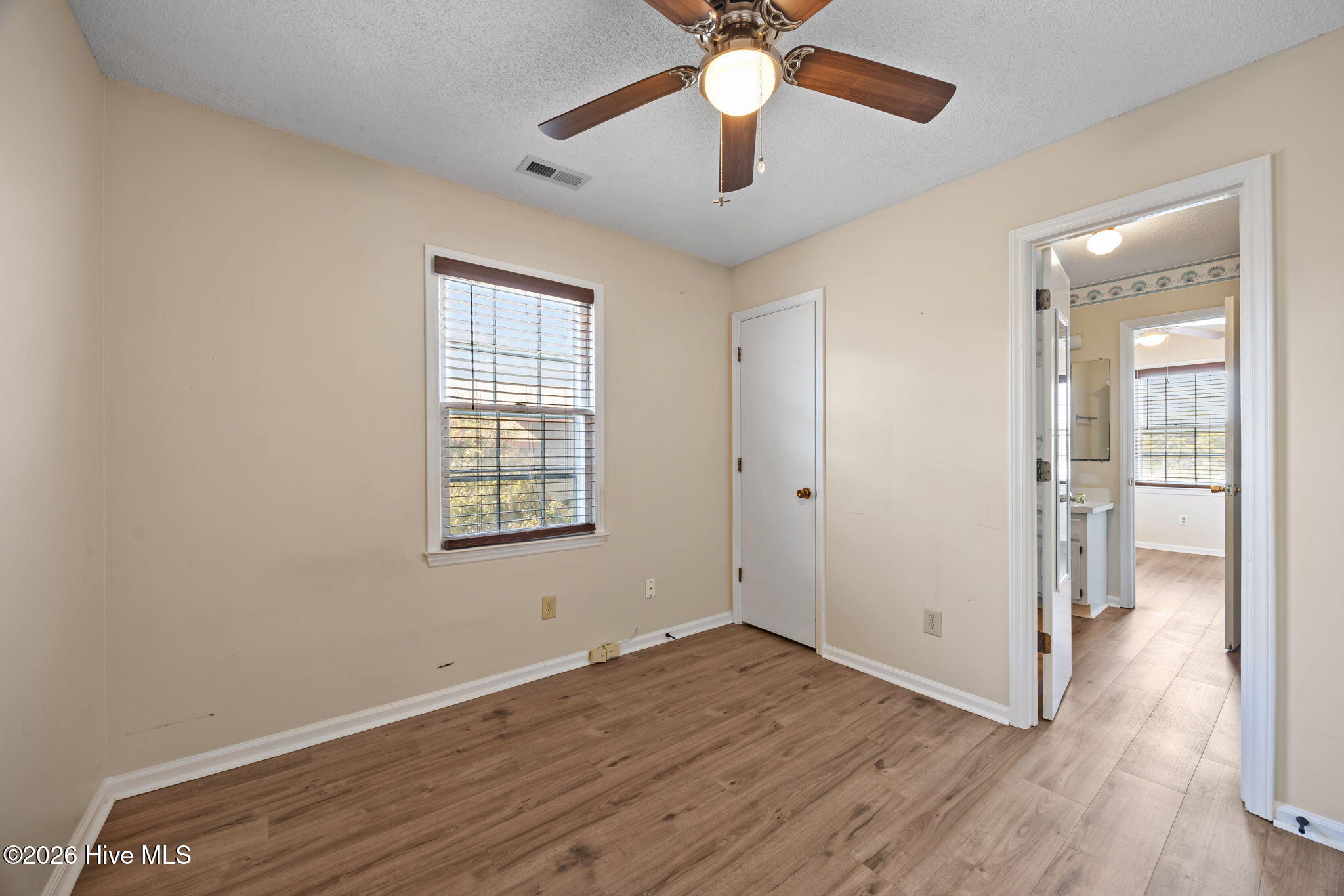 100562475 | Photo 22