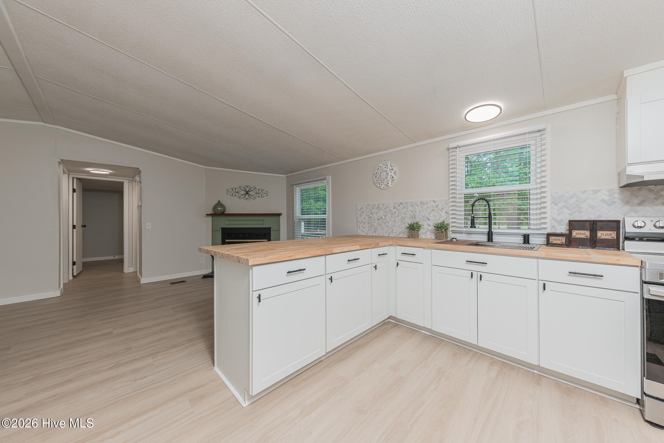 100570278 | Photo 19