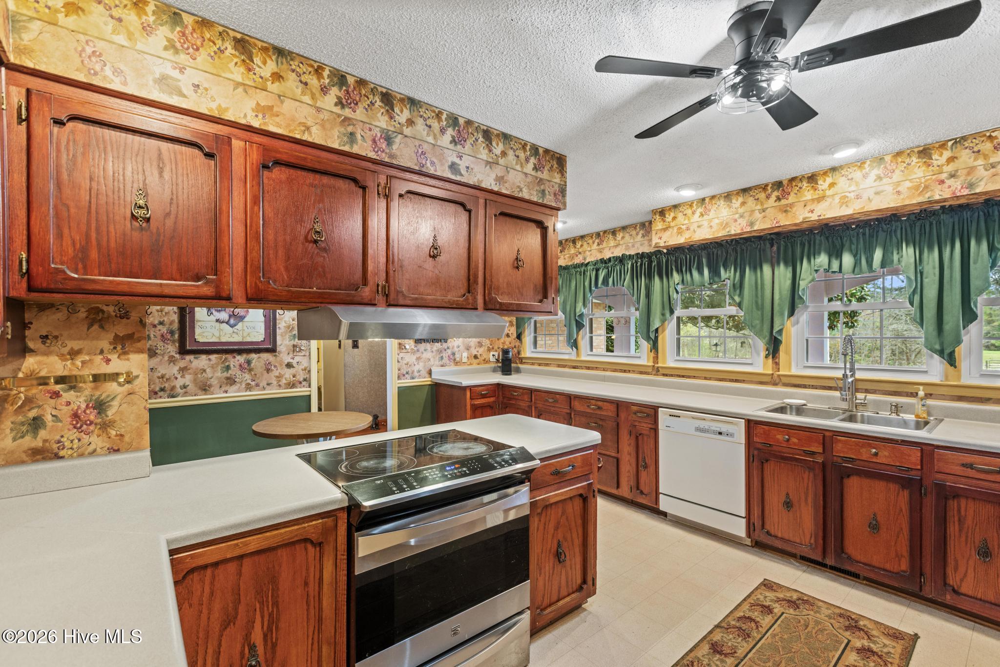 100560657 | Photo 14