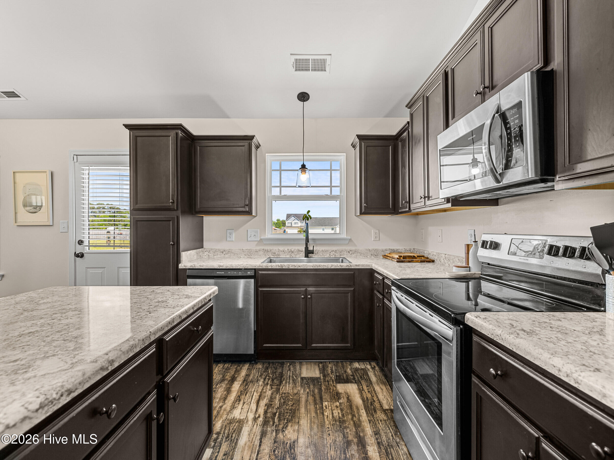 100569588 | Photo 12