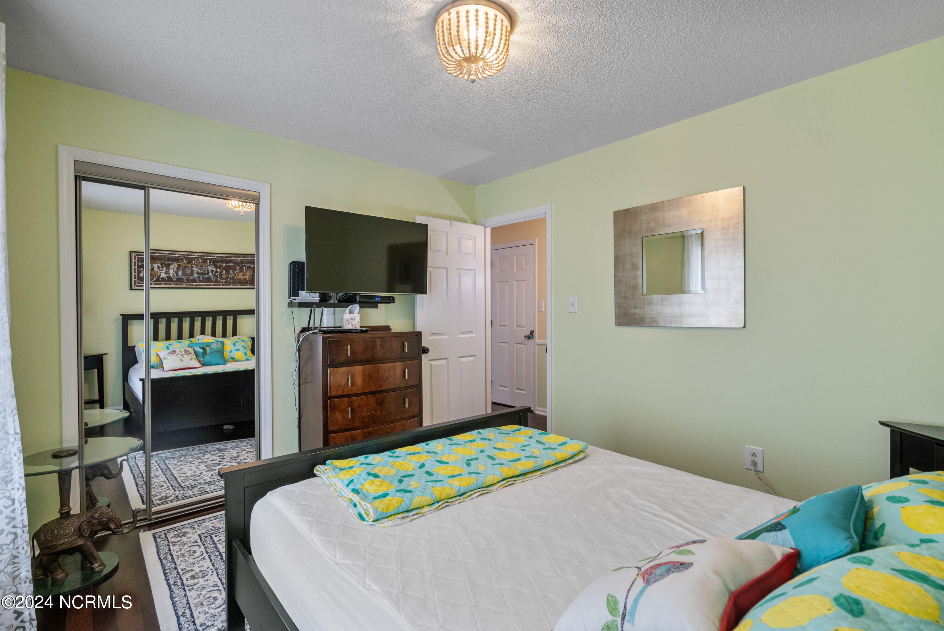 100560914 | Photo 40