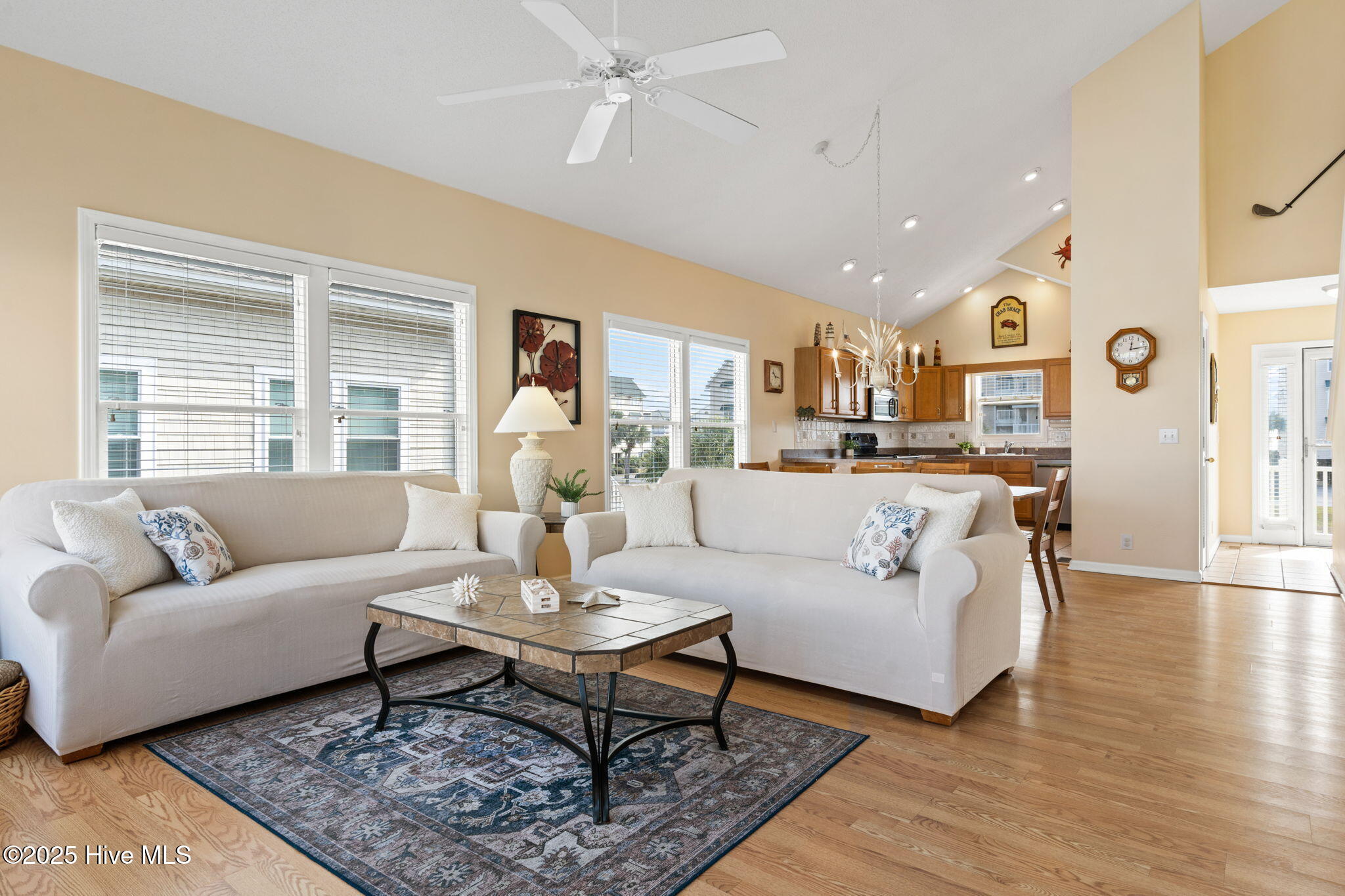 100532728 | Photo 17