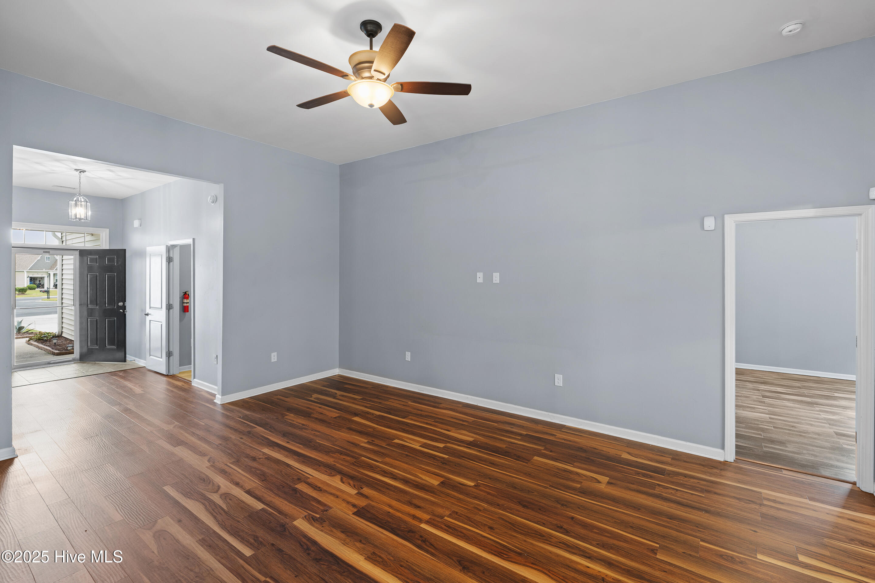 100533720 | Photo 18