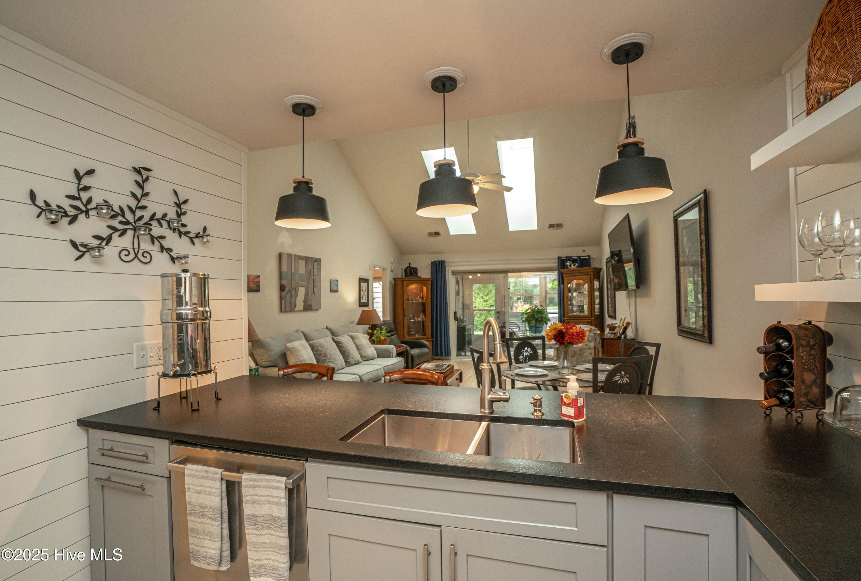 100536080 | Photo 11