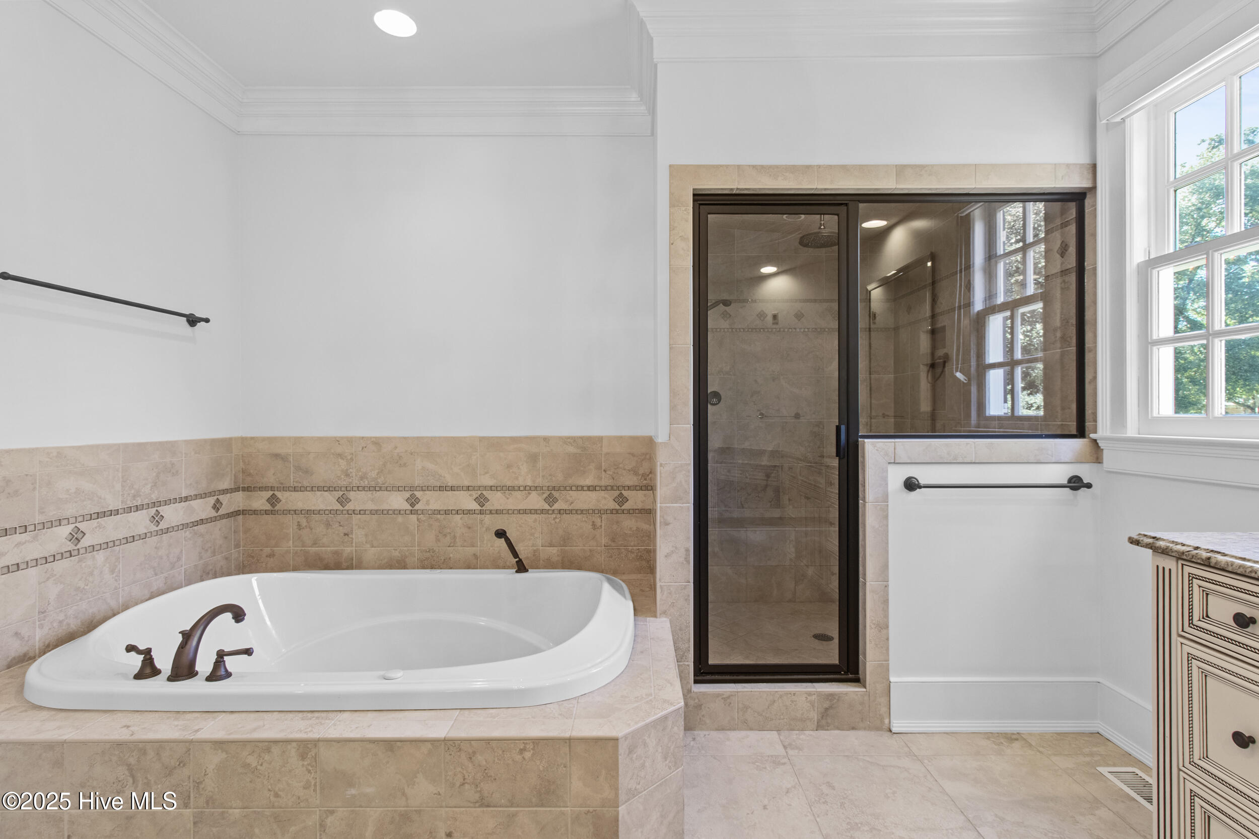 100537664 | Photo 37