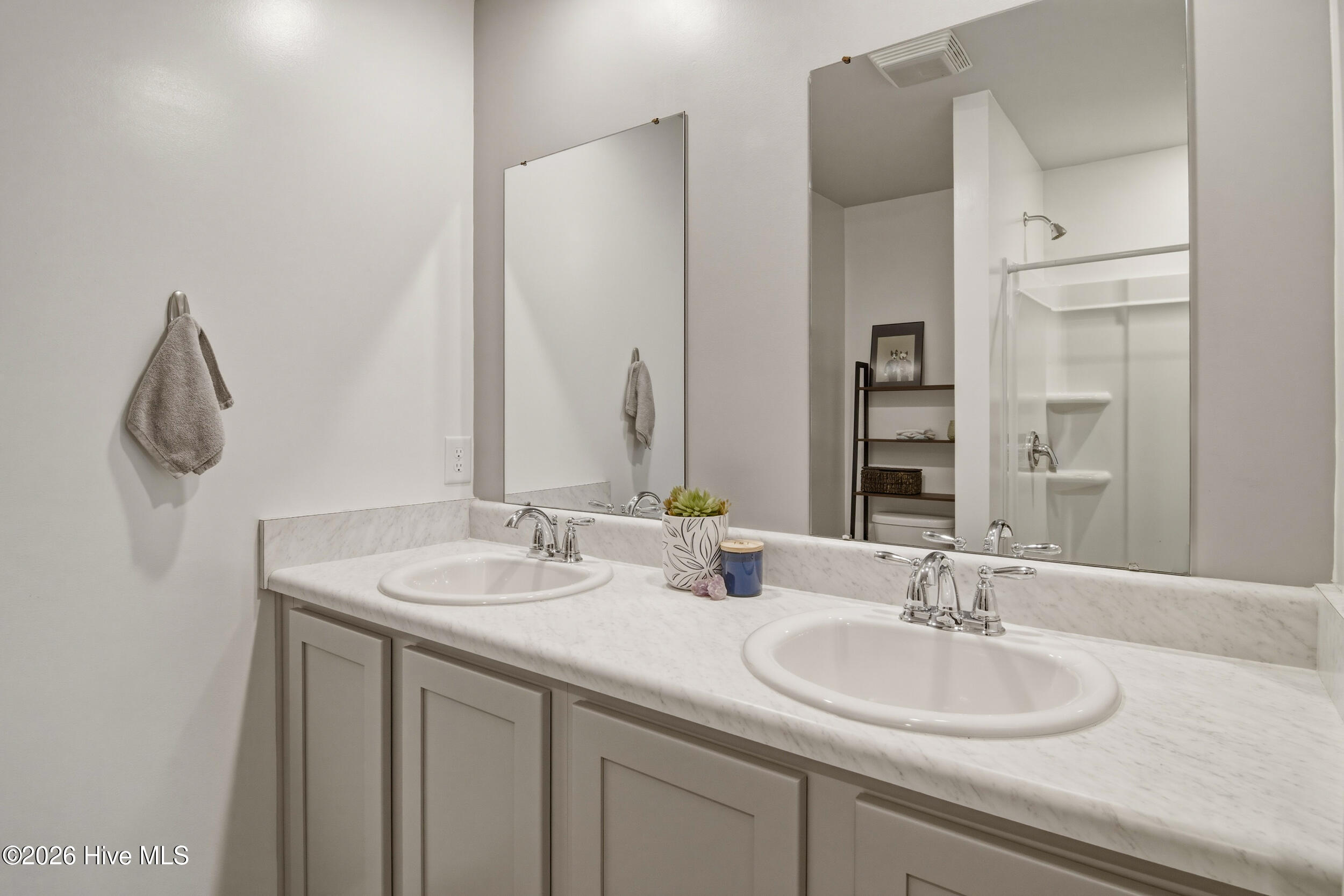 100555979 | Photo 33