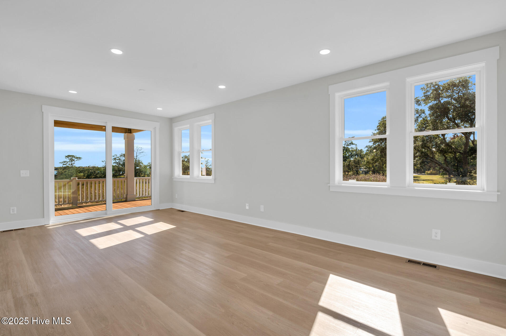 100540114 | Photo 10