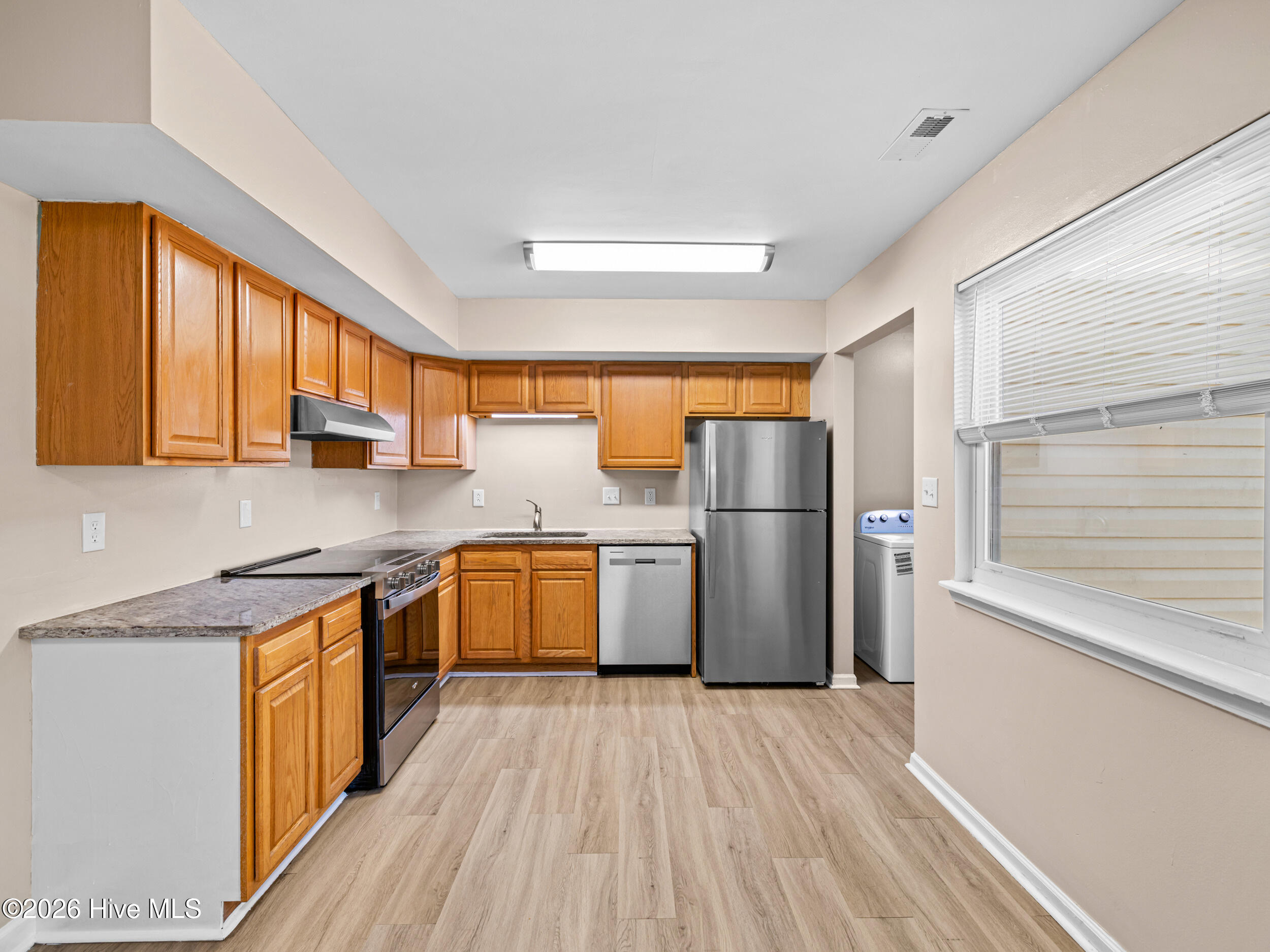 100560419 | Photo 13