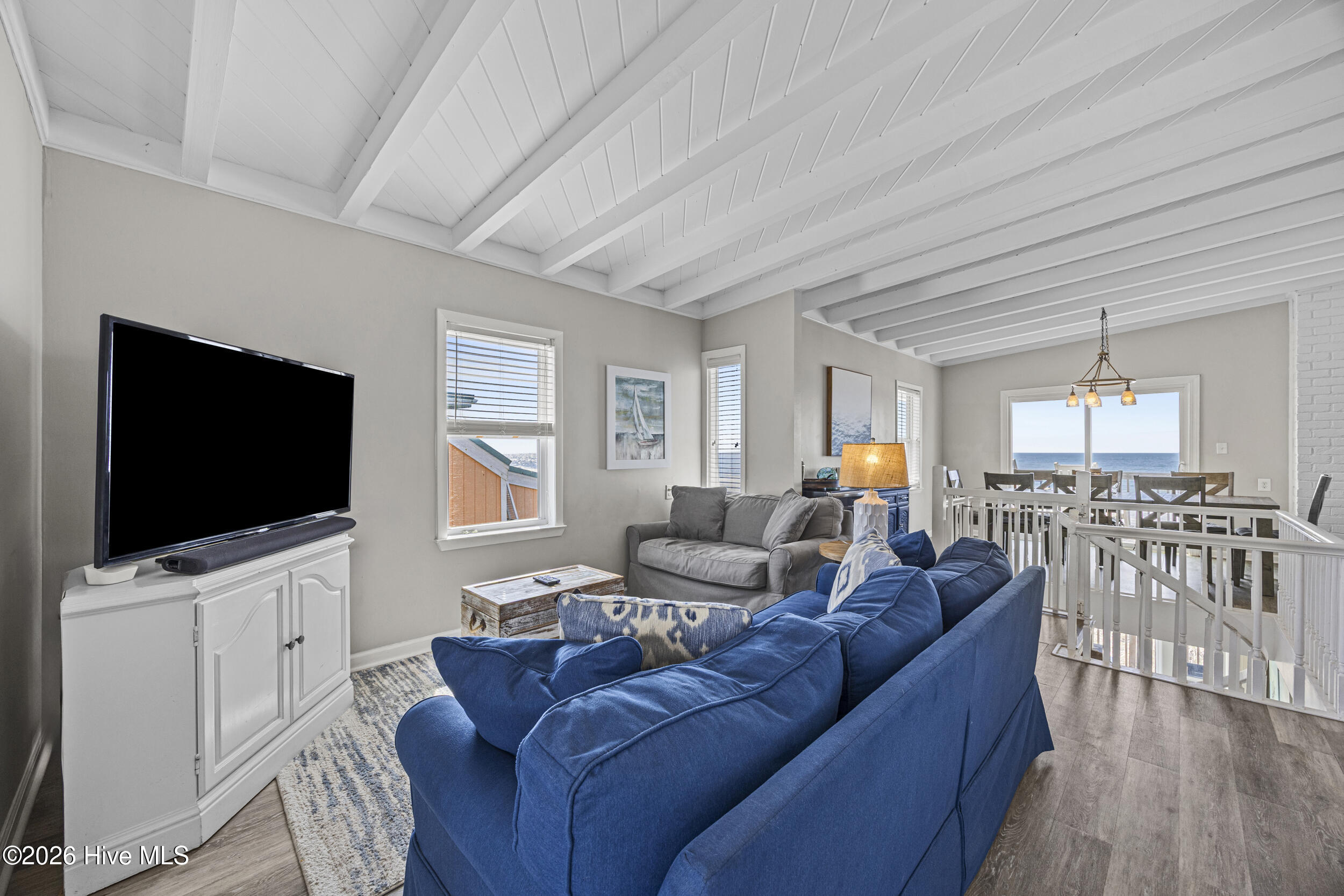 100568545 | Photo 11