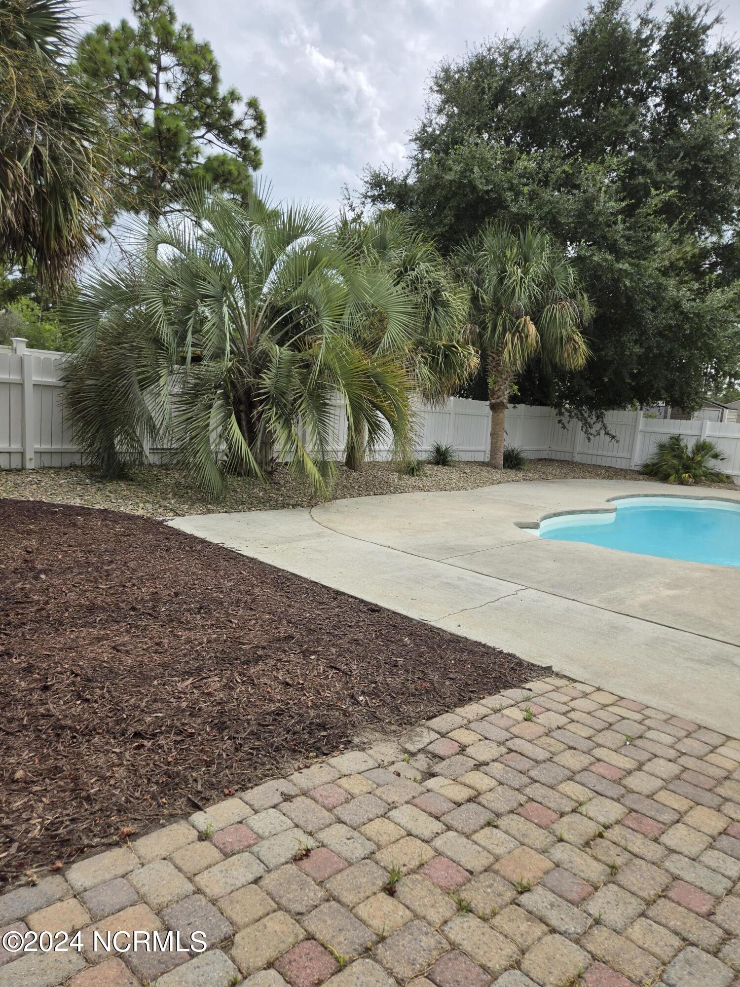 100465743 | Photo 58