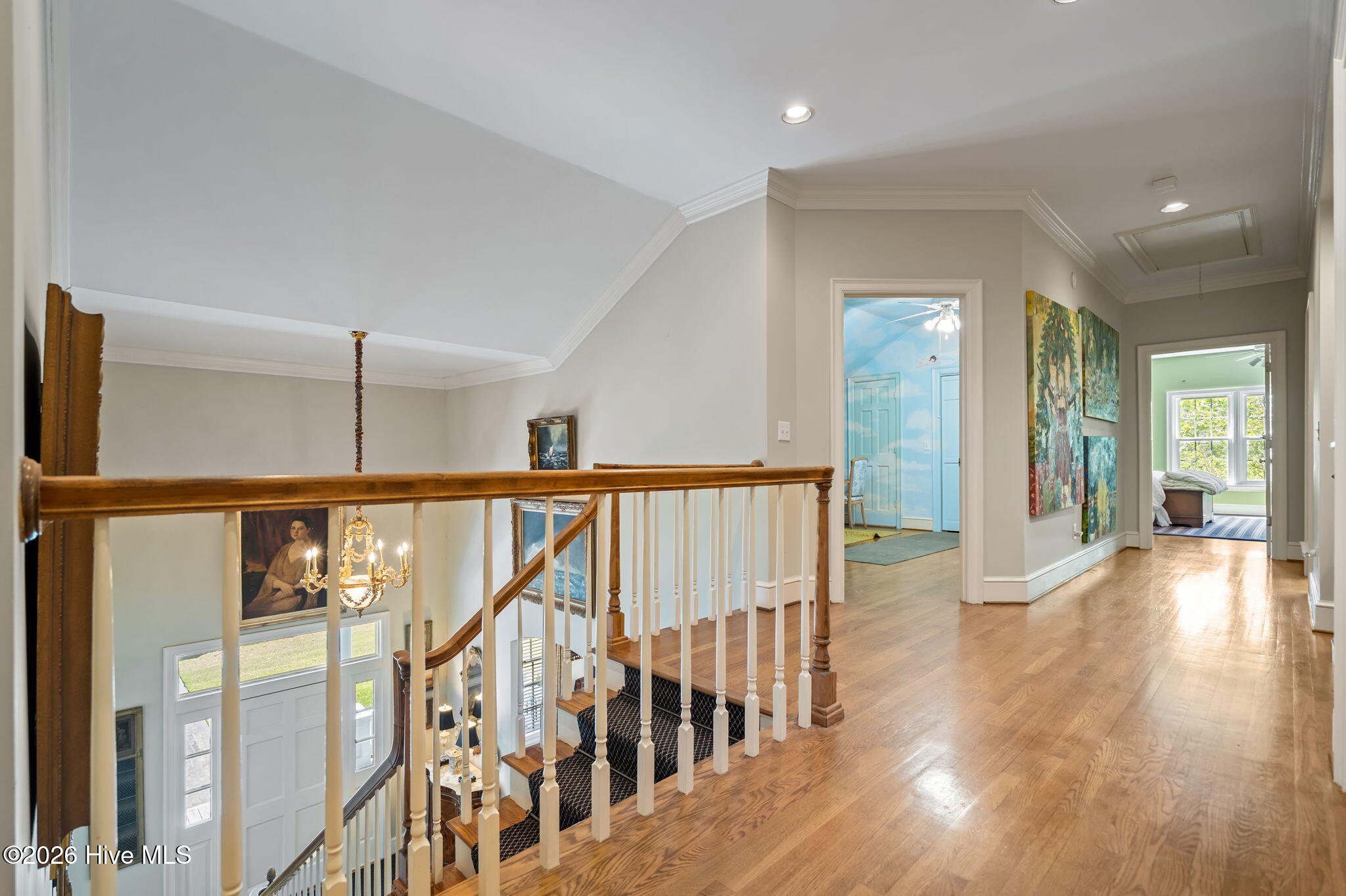 100570294 | Photo 34