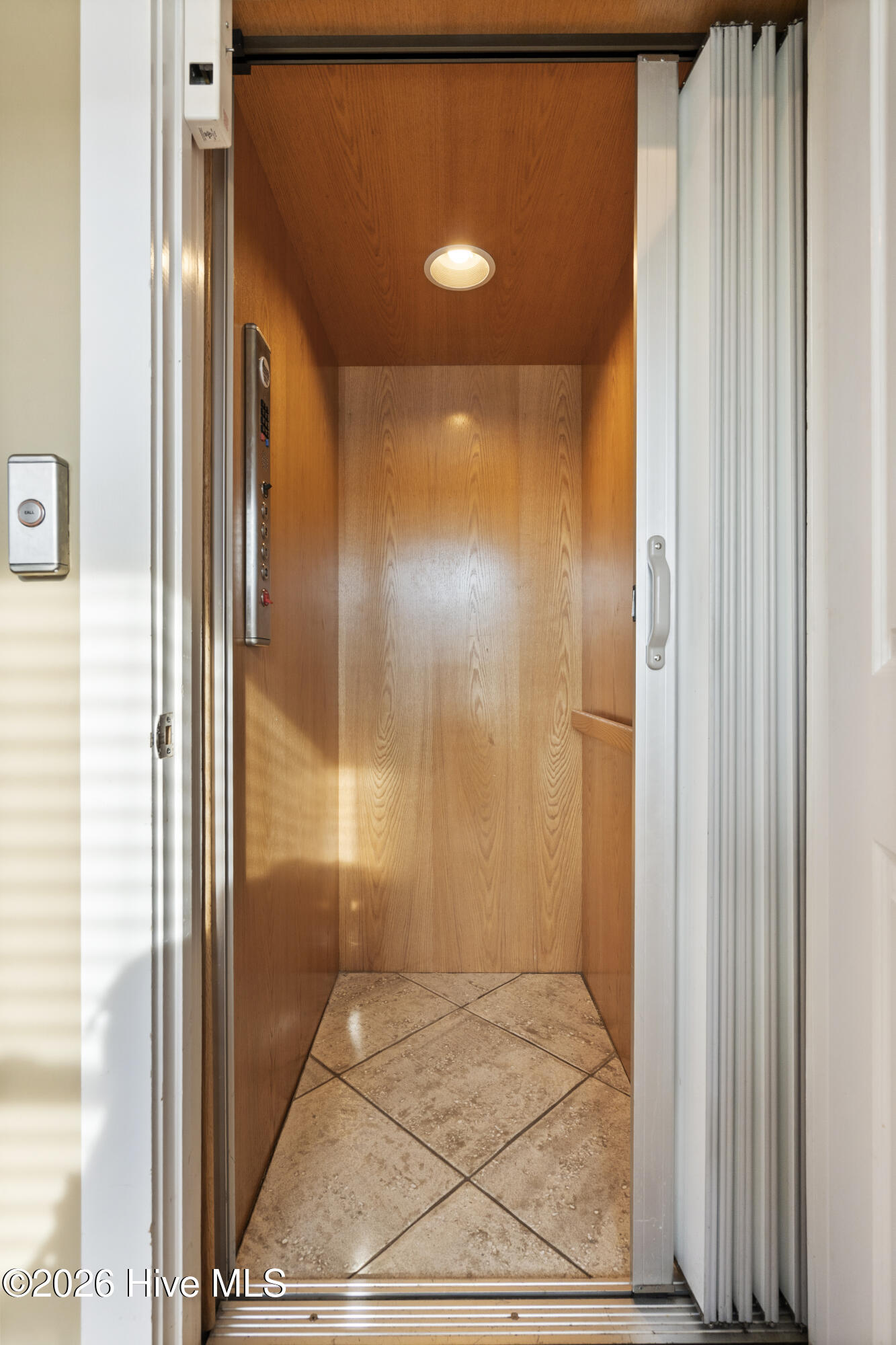 100555944 | Photo 21