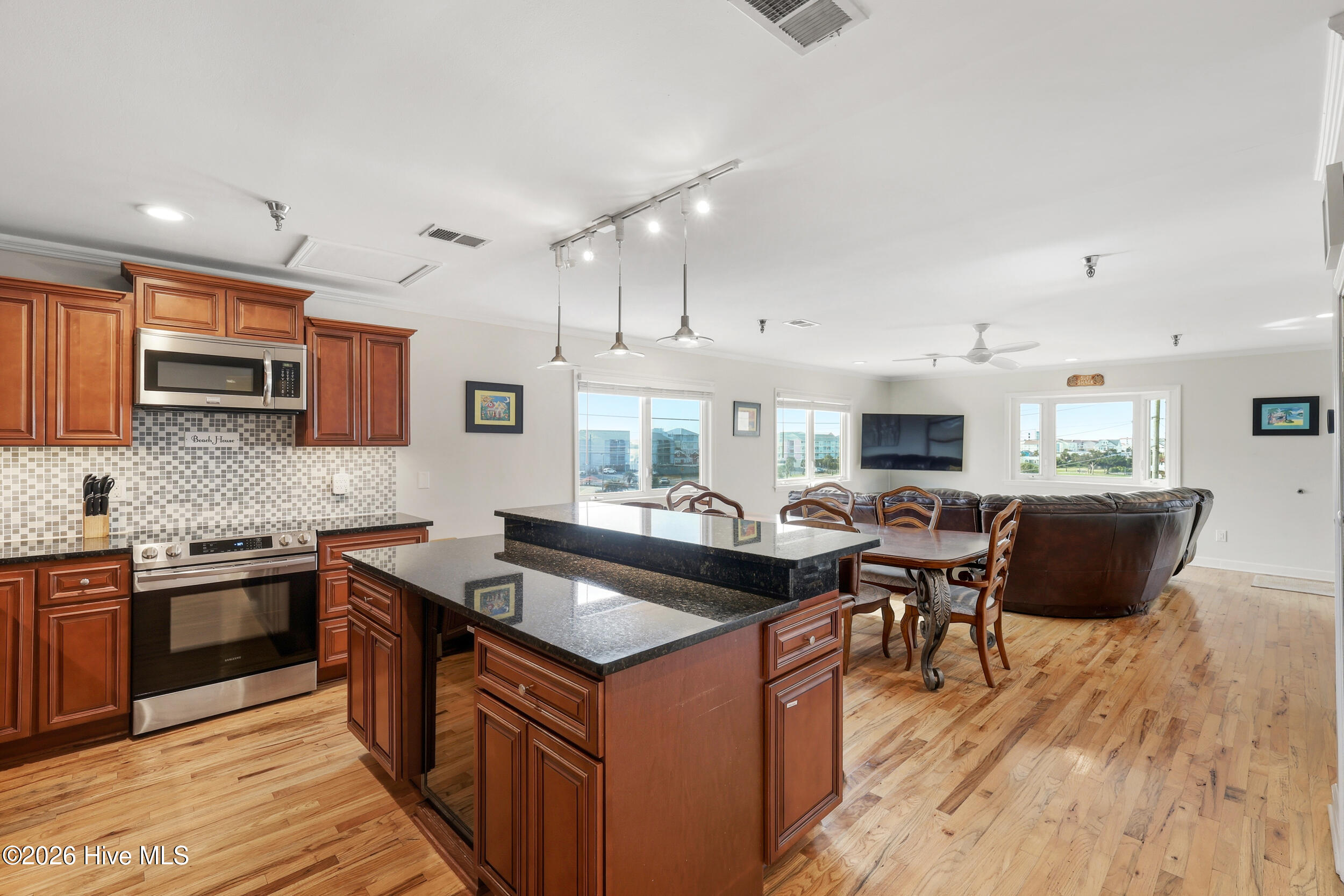 100569323 | Photo 14