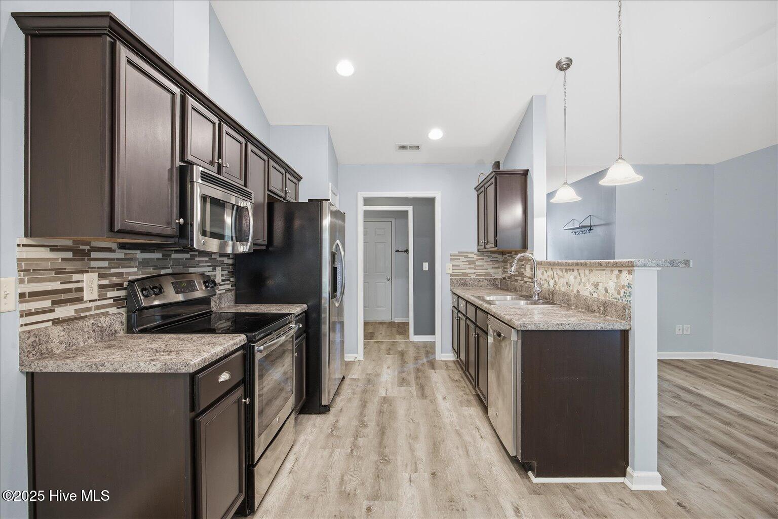 100543351 | Photo 26