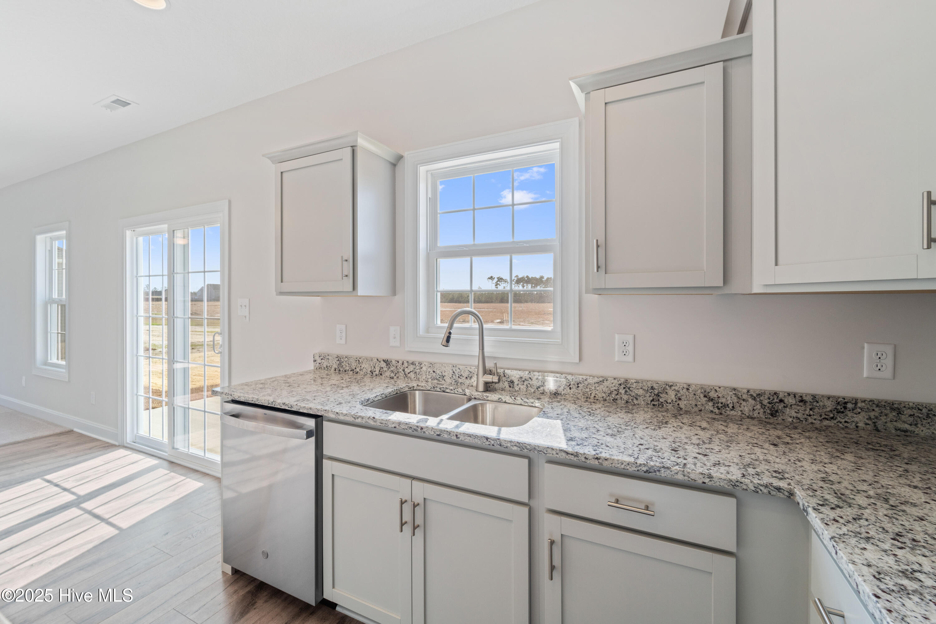 100519701 | Photo 14