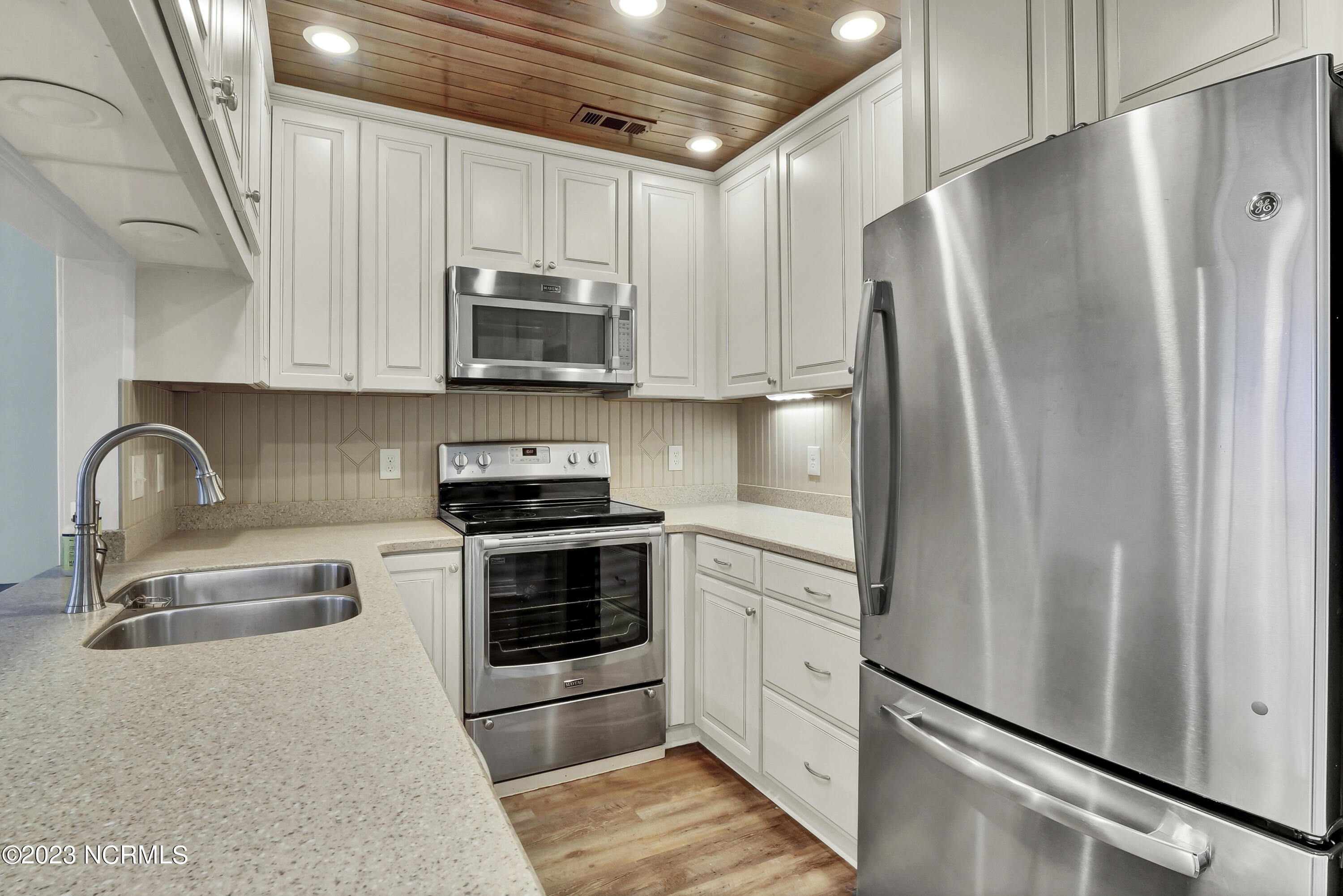 100560221 | Photo 11