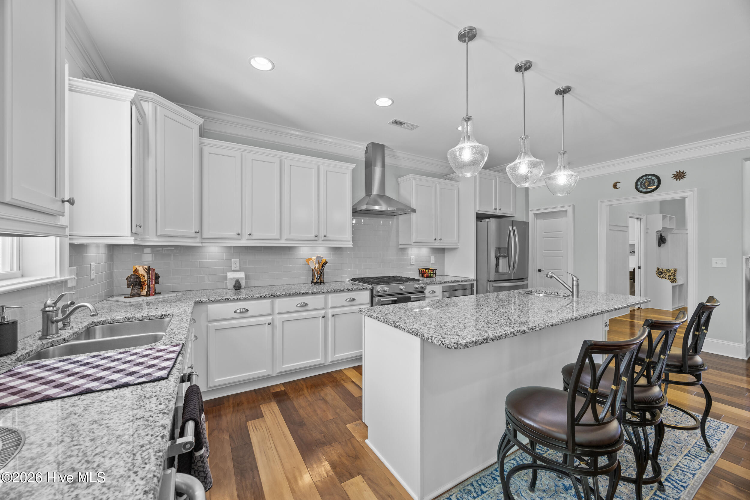 100565647 | Photo 16