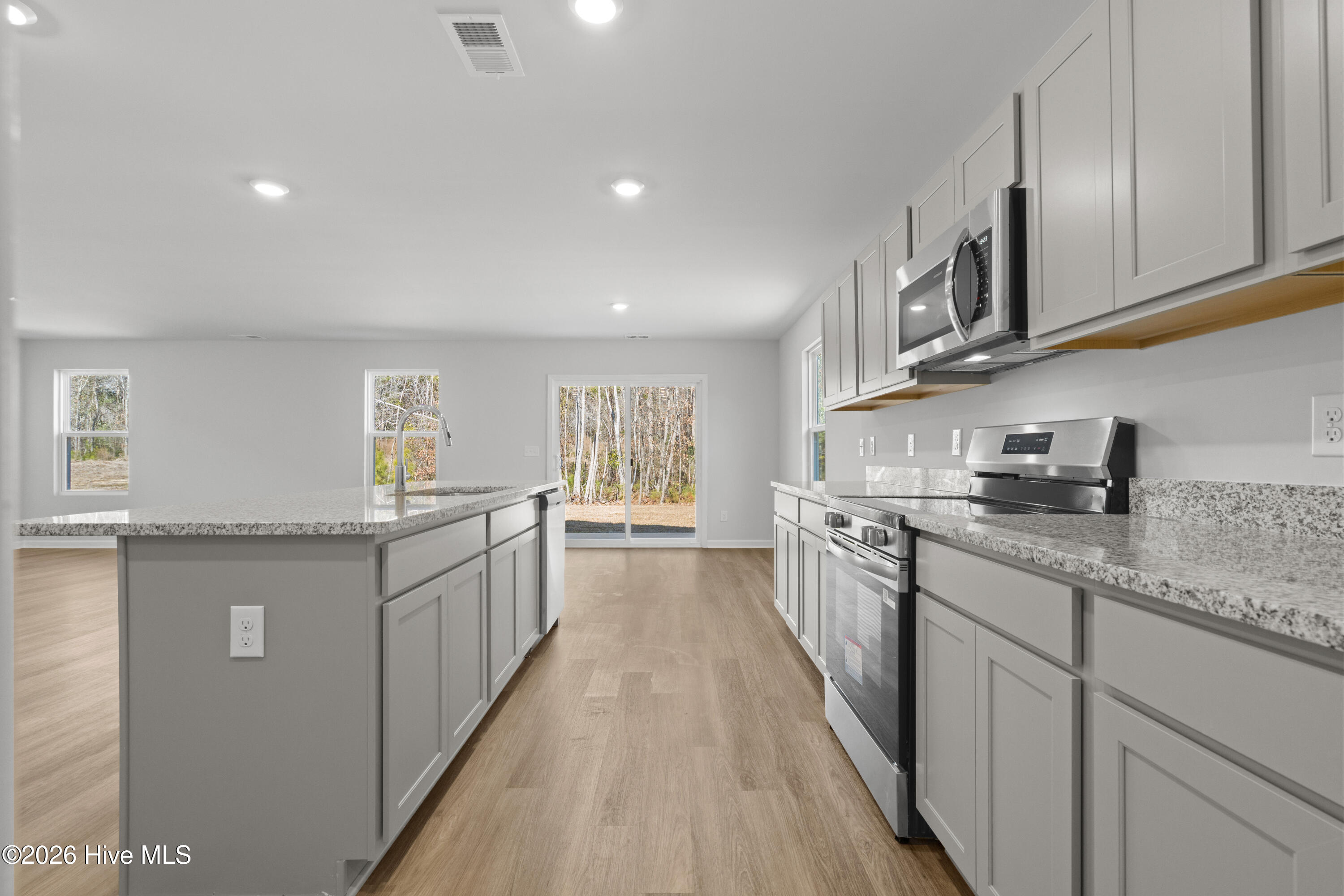 100552120 | Photo 22