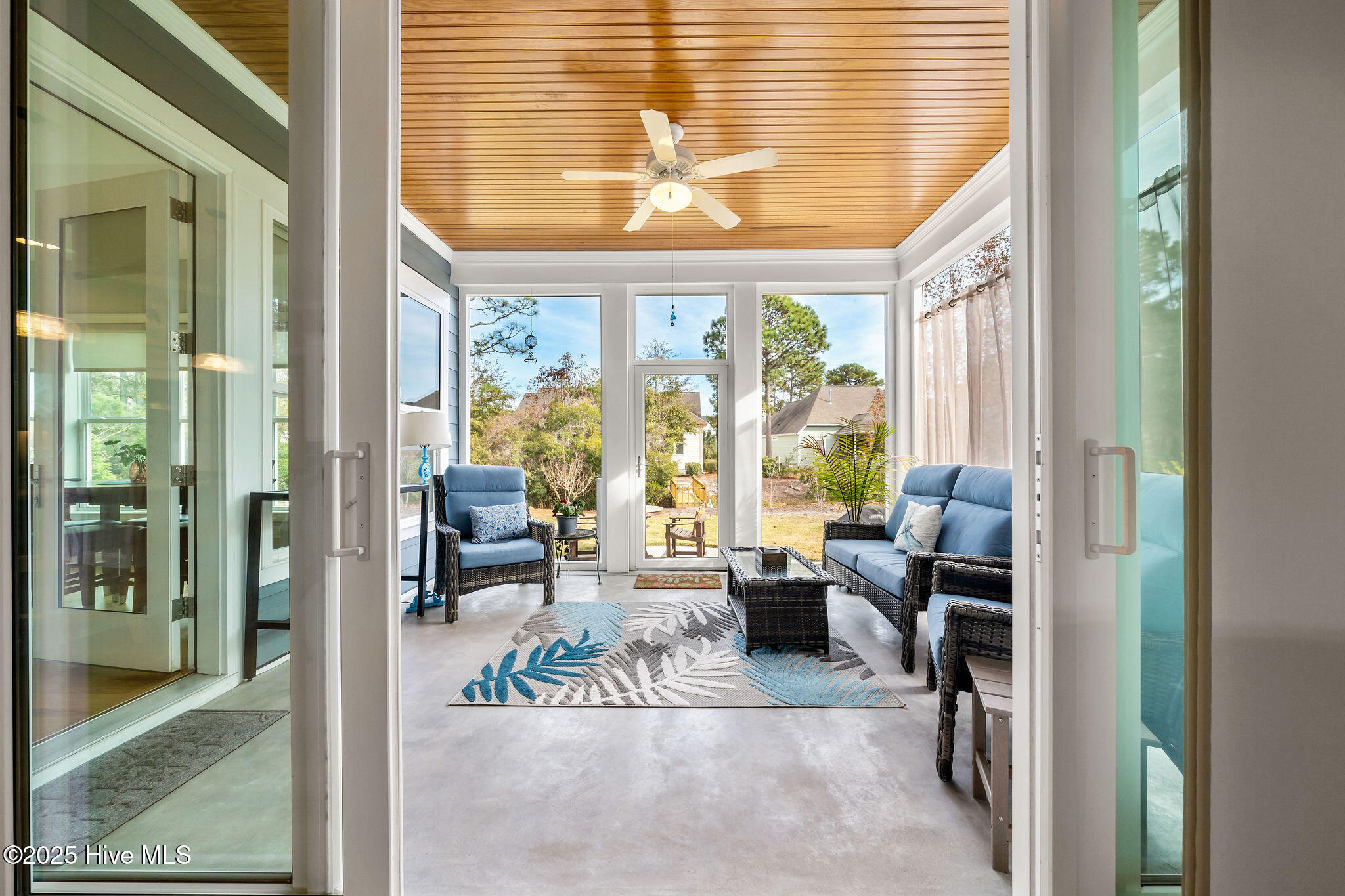 100547270 | Photo 22