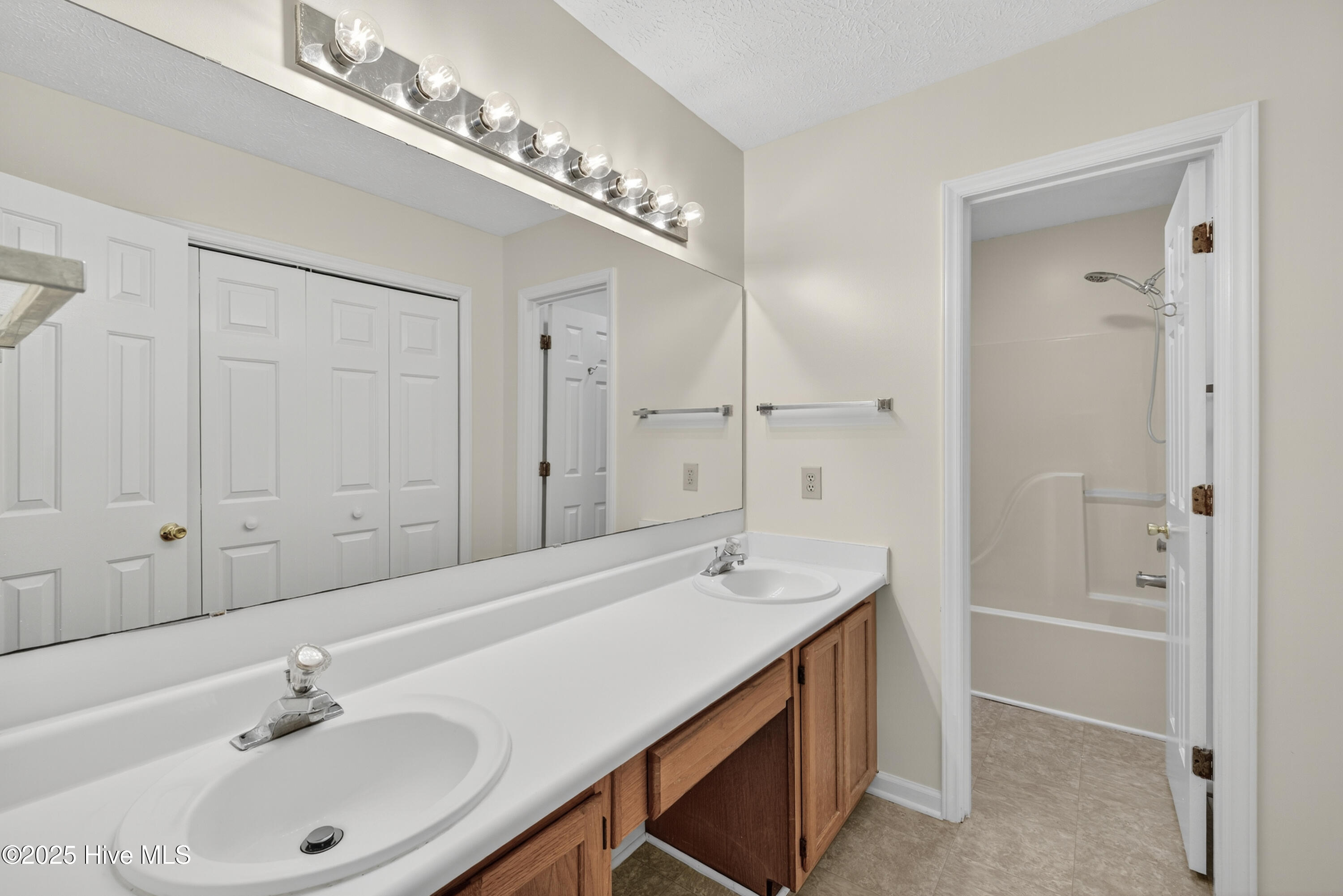 100541099 | Photo 25