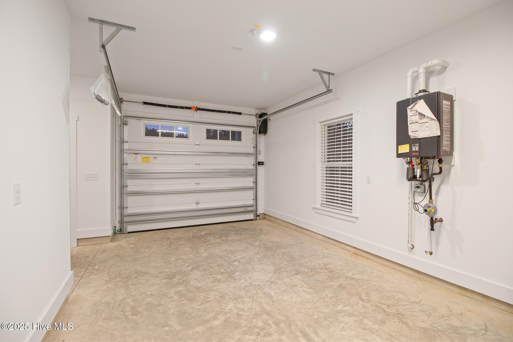 100545973 | Photo 33