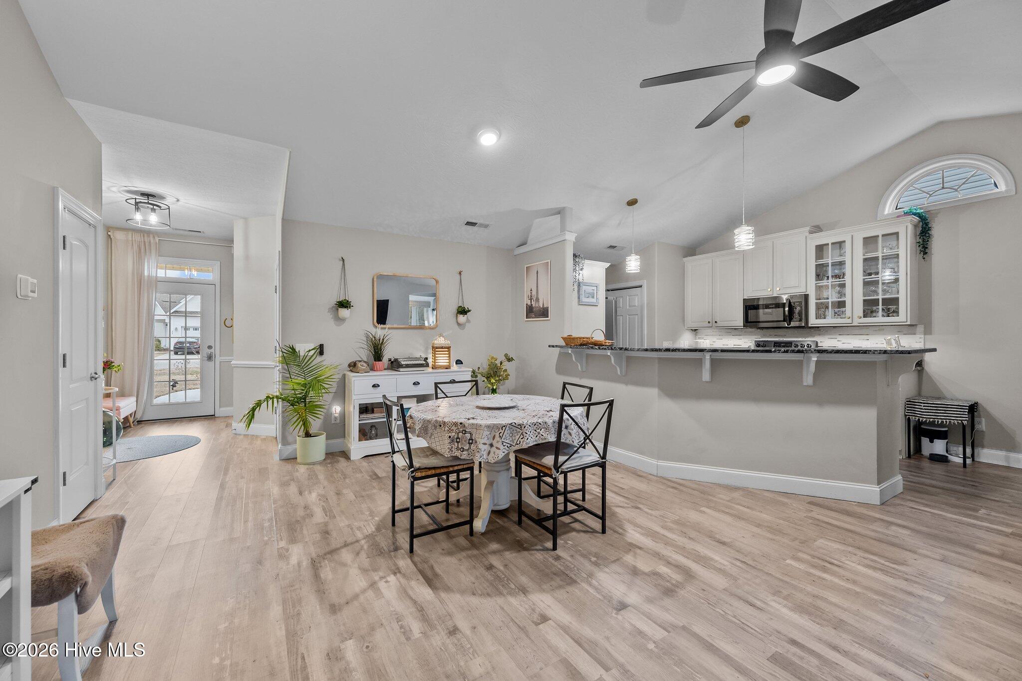 100566120 | Photo 14